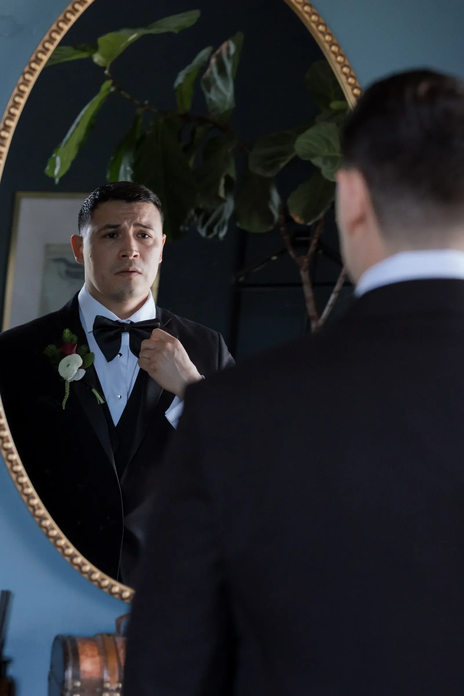 jeune-perche-estate-wedding-groom-getting-ready.webp