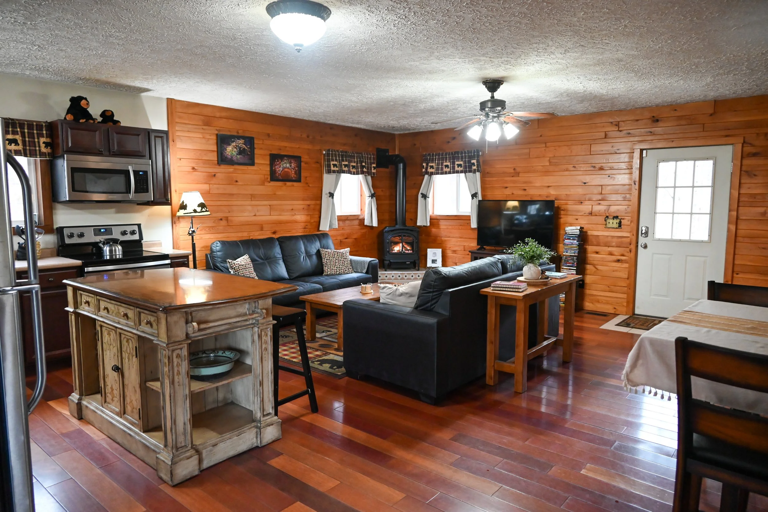 Spacious yet cozy living room at Beary Cozy Cabin, featuring a romantic fireplace setting for couples enjoying a peaceful stay.
