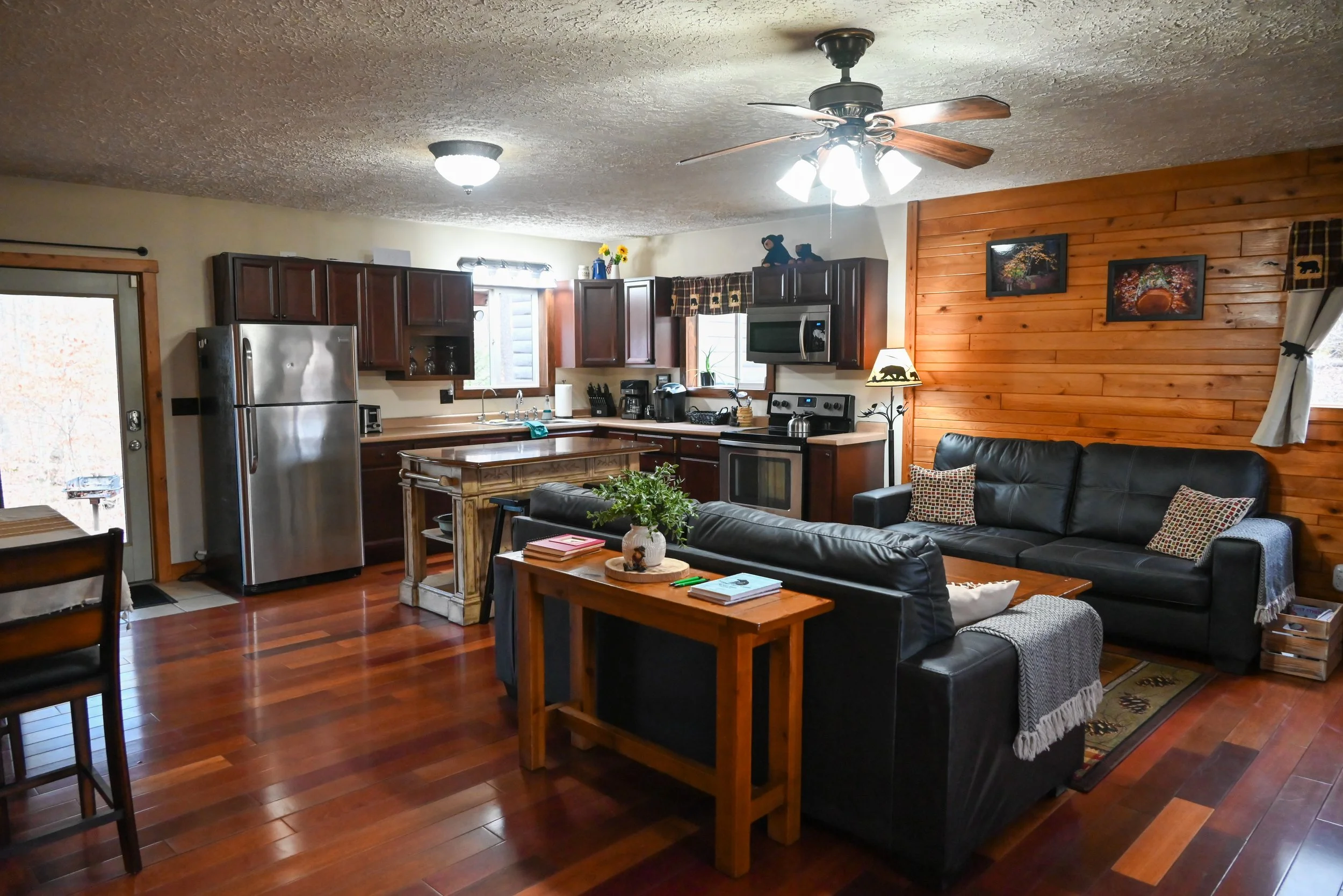 Open‑concept living room and kitchen at Beary Cozy Cabin, offering couples a warm, romantic place to relax and enjoy time together.