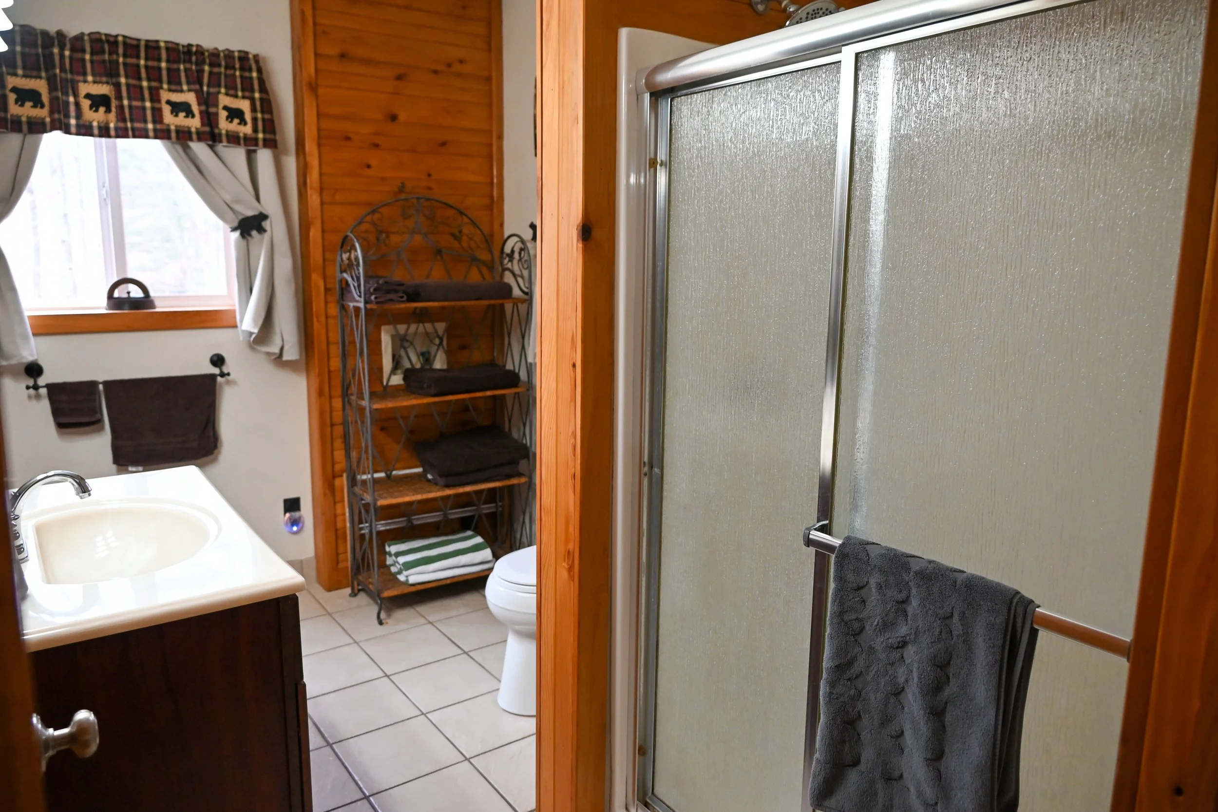 Cozy rustic bathroom at Beary Cozy Cabin, offering couples a warm, peaceful space to unwind during their romantic Hocking Hills getaway.