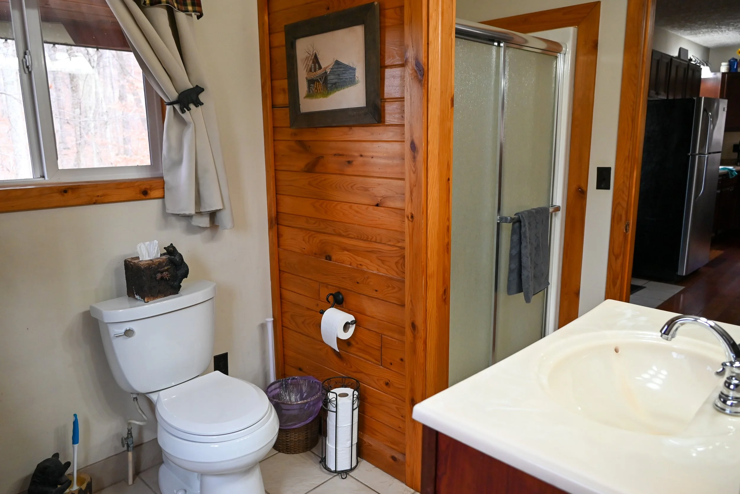 Charming wood‑accented bathroom at Beary Cozy Cabin, creating a cozy, romantic atmosphere for couples enjoying a peaceful Hocking Hills escape.