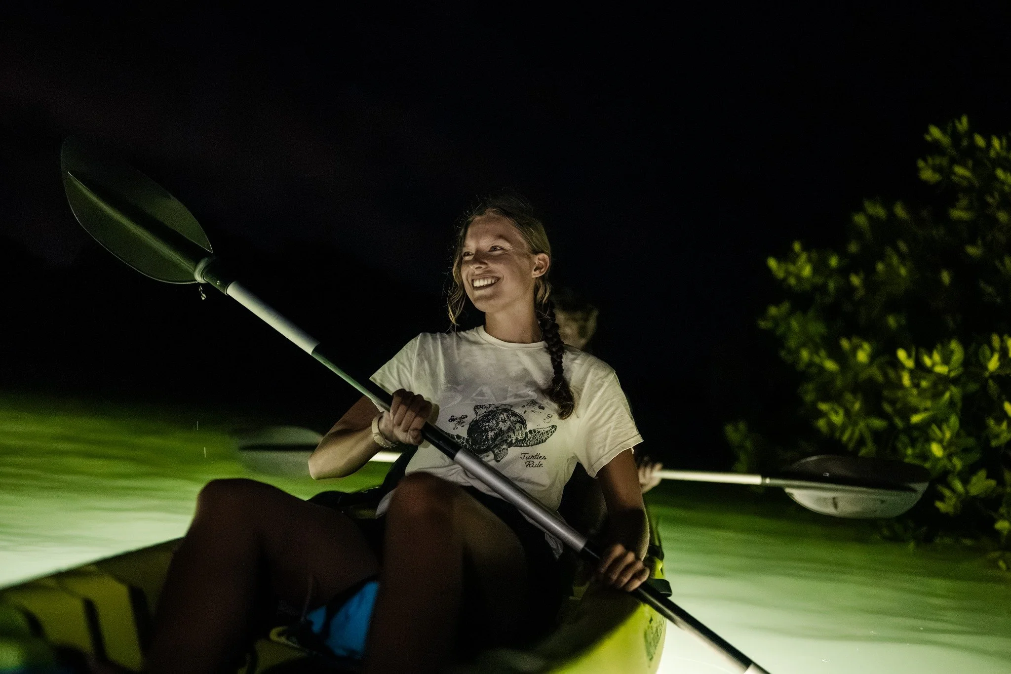 🌙 See Bonaire in a whole new light
Darkness around you. Stars overhead. Your paddle moving through the water.

Our Night Kayak Tour gives you the chance to experience Lac Bay after sunset and, when conditions allow, witness the incredible natural ph