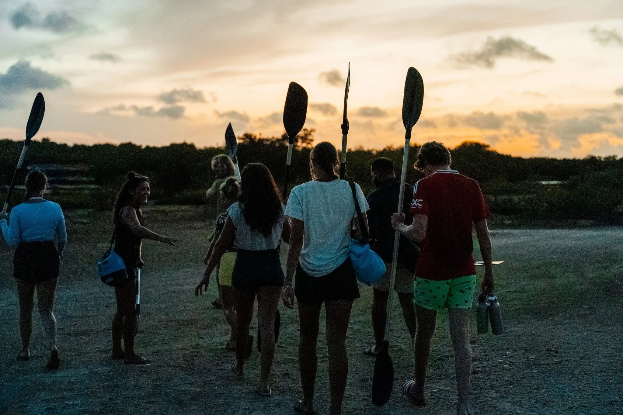 🌙 When the sun goes down, the adventure begins
The mangroves feel completely different after dark.

During our Night Kayak Tour, you paddle beneath the stars and discover what happens in Lac Bay after sunset. One of the most magical parts? The chanc