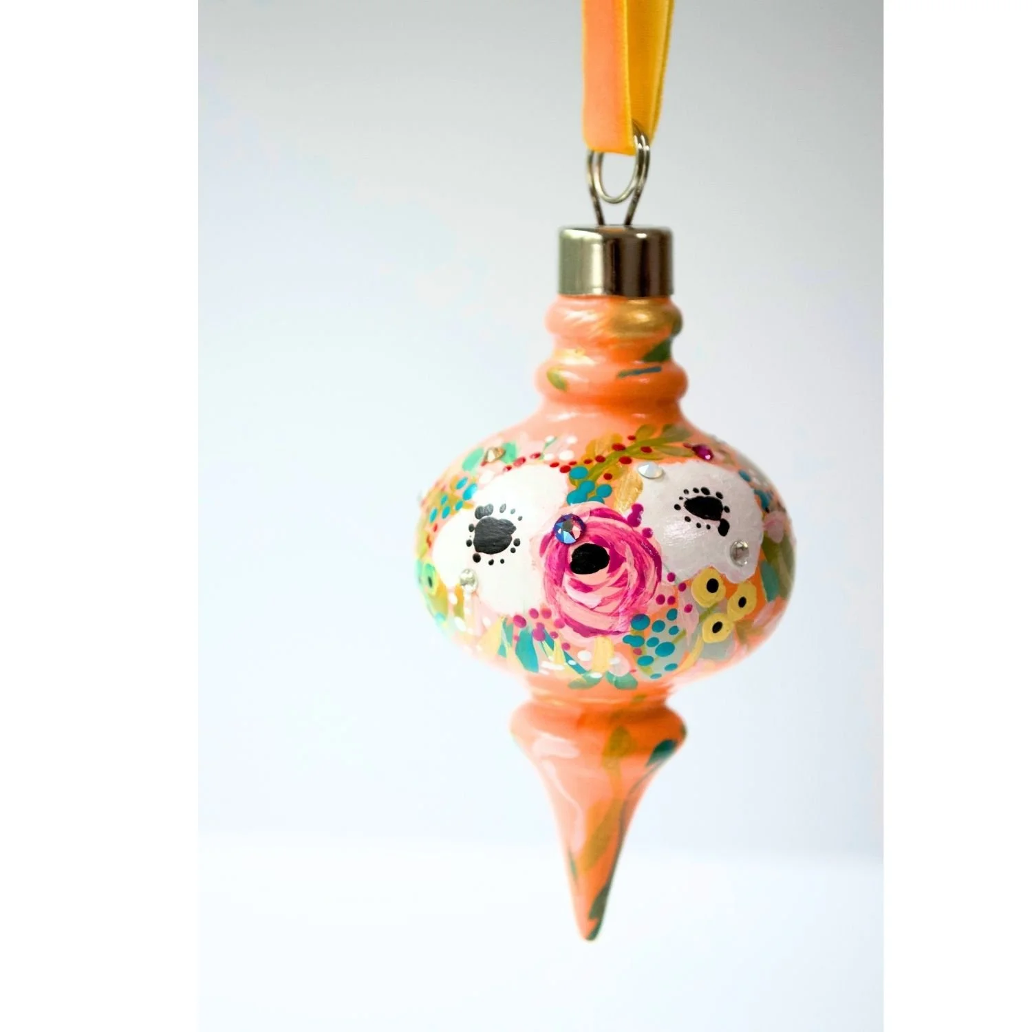 detail-close-up-creamy-sherbert-retro-modern-ceramic-ornament.jpg