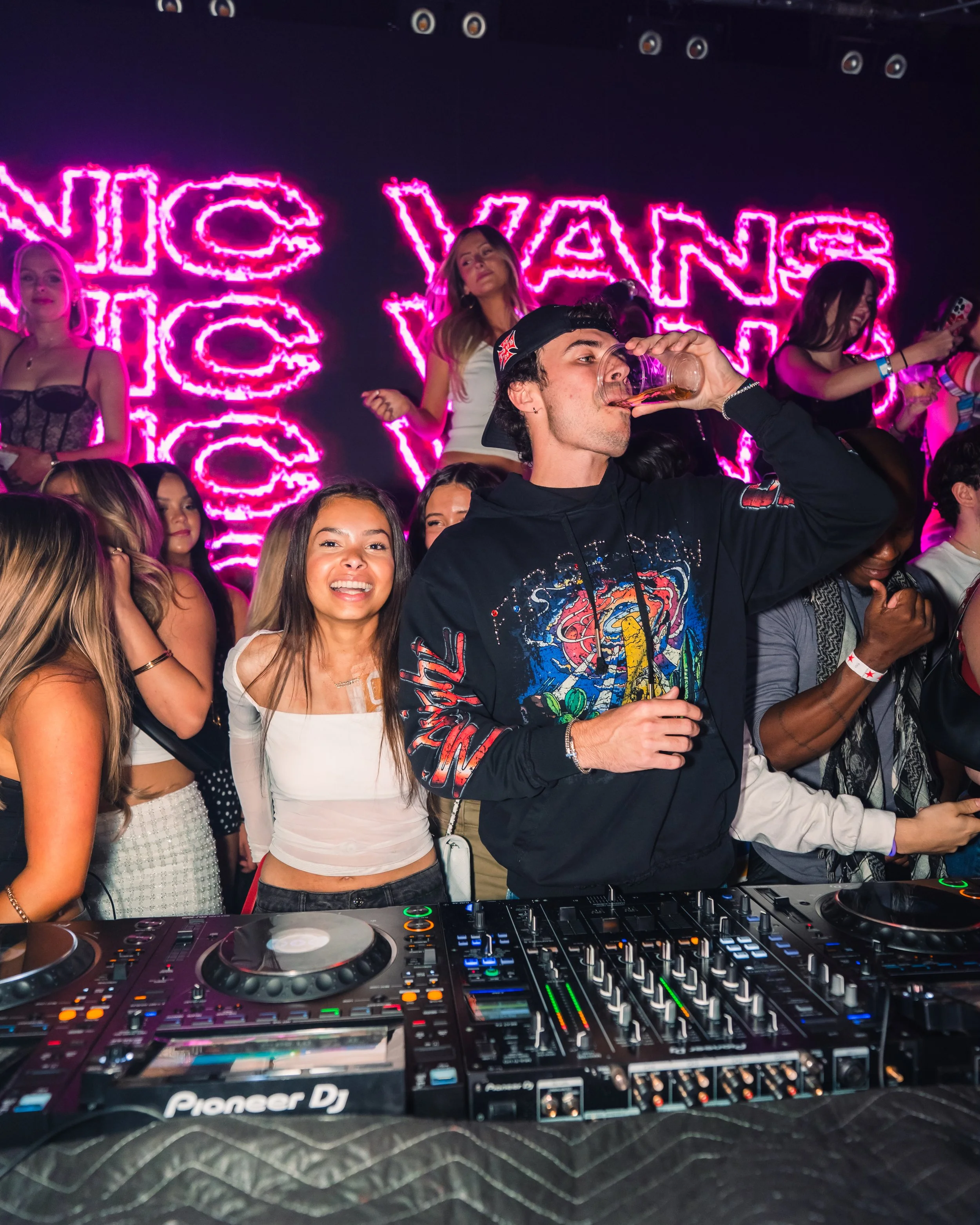 NicVans.Crowd-73.jpg