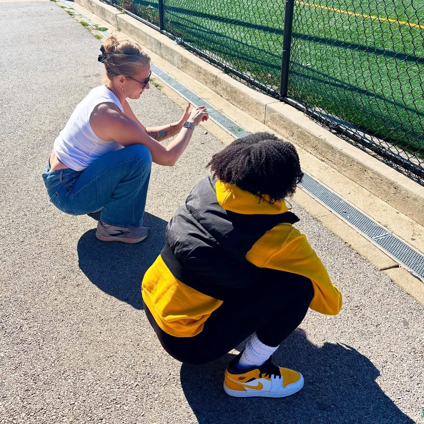 Friends that deep squat on the sidelines together, STAY HEALTHY TOGETHER! Let&rsquo;s hear it for 5 mins today, 10 mins by end of season @fitnikdoula 💪💥🫠
.
.
📸 @ostam 
.
.
#soccermom #hiphealthy #hiphealth #hipmobility #runnity #chicagocitysoccer