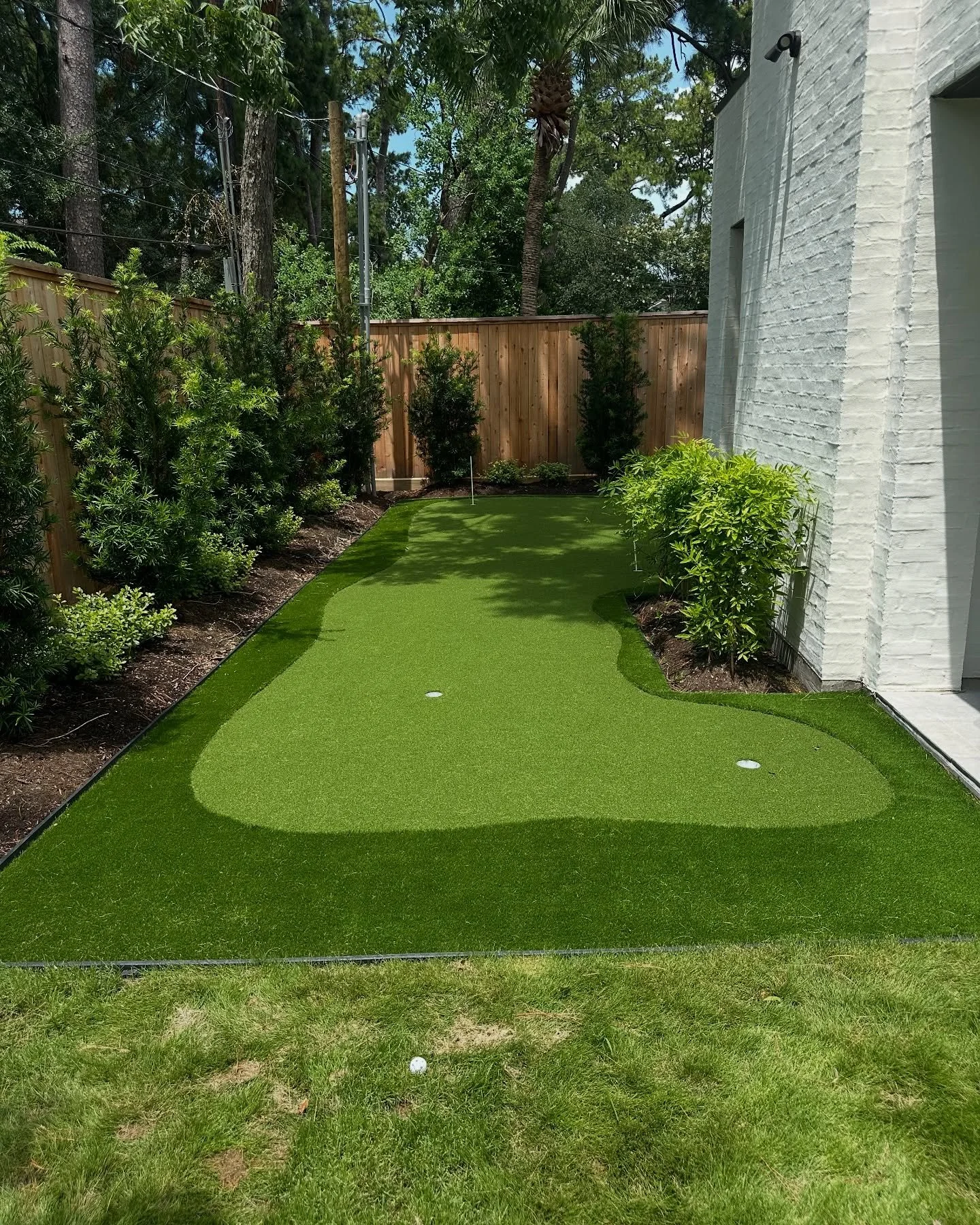 Just completed another great project in Hunters Creek Village! This custom putting green includes 6 holes, undulations for challenging putts that curve around the bends, and fringe turf lining the perimeter.
