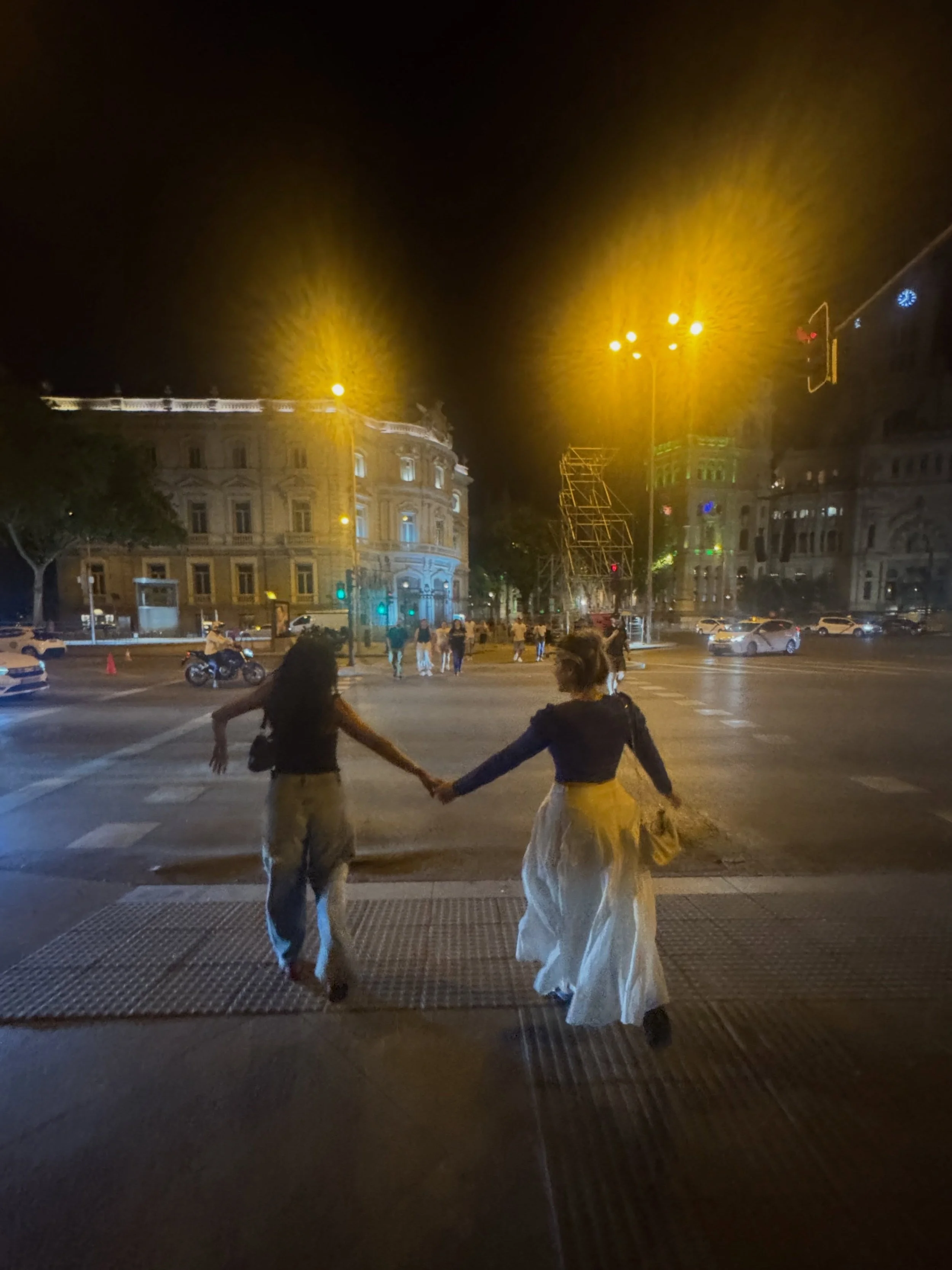 When two Pisces moon signs get together, like the moon, it&rsquo;s poetry unspoken 🩶 

#moonsign #fullmoon #madrid