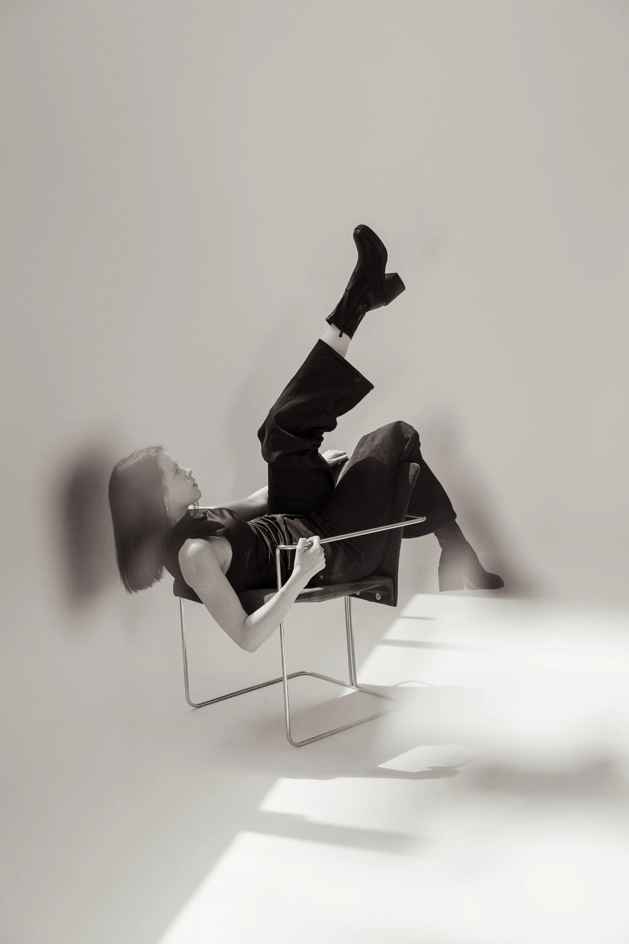 Fotostudio Shooting mit Tageslicht und Frau und Stuhl