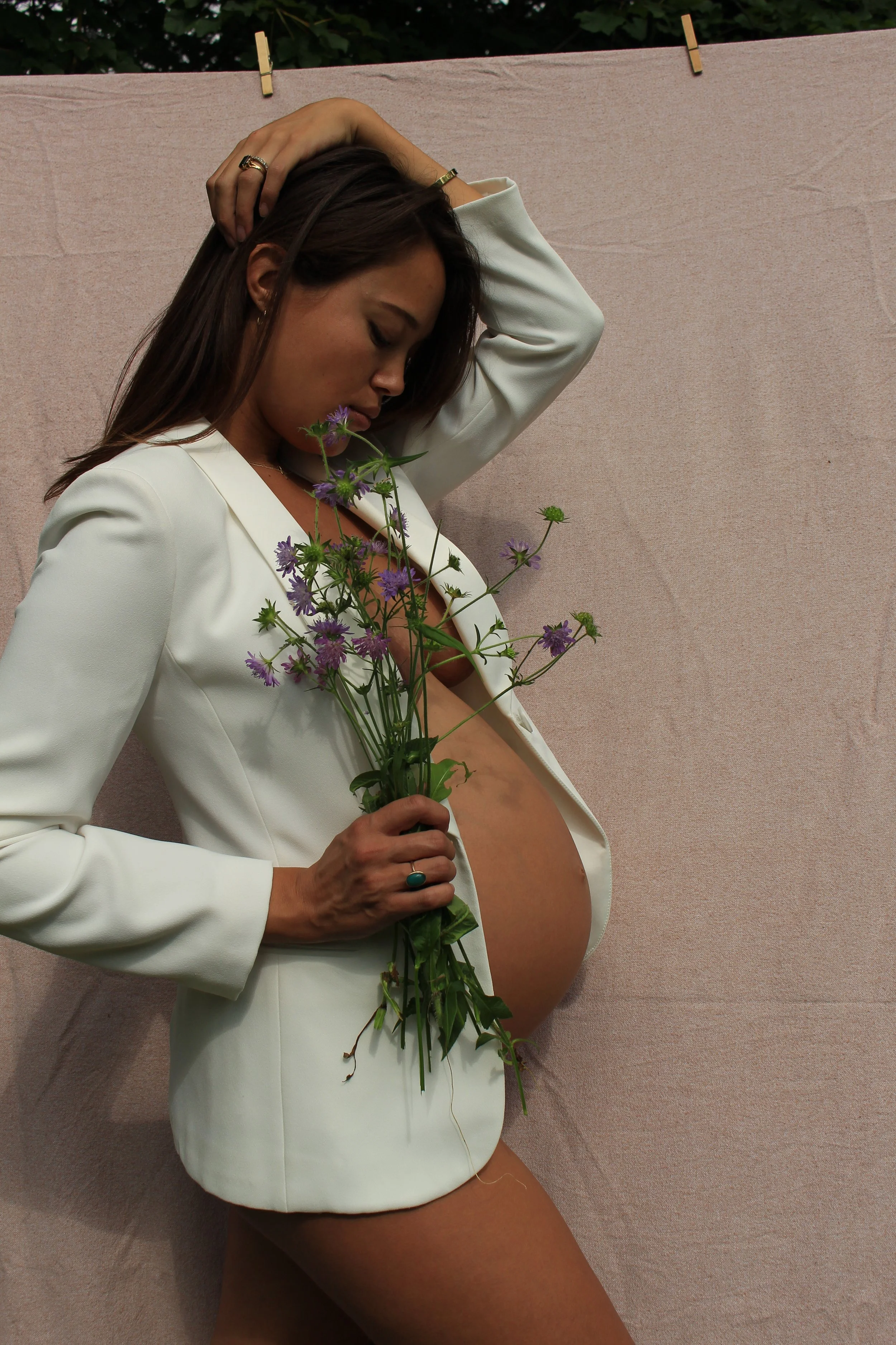 Künstlerisches Maternity-Shooting mit Stoffhintergrund und sanftem Licht in der Natur in St.Gallen