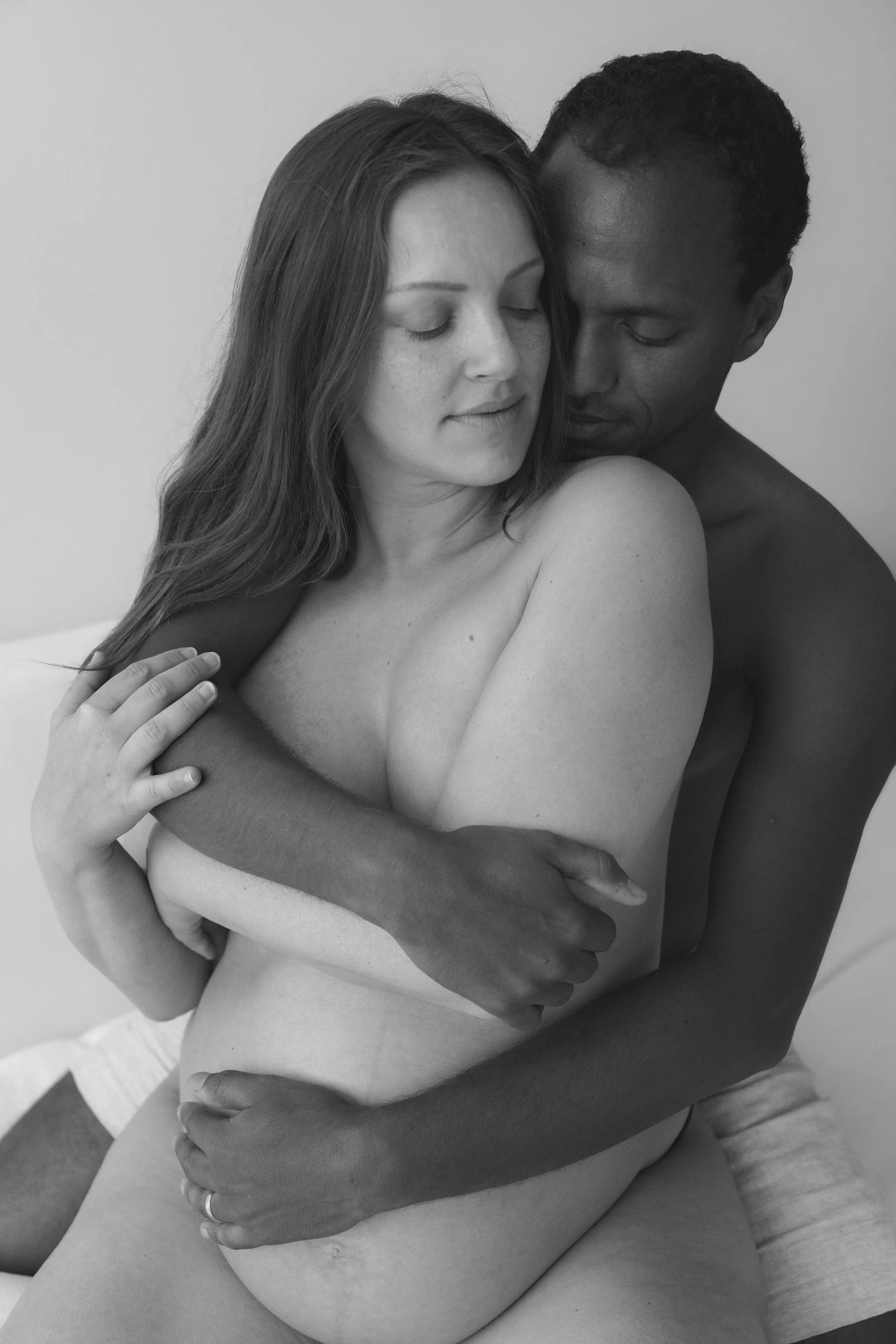 Schwarz weiss Fotografie als Paar, verschiedene Hautfarben treffen aufeinander