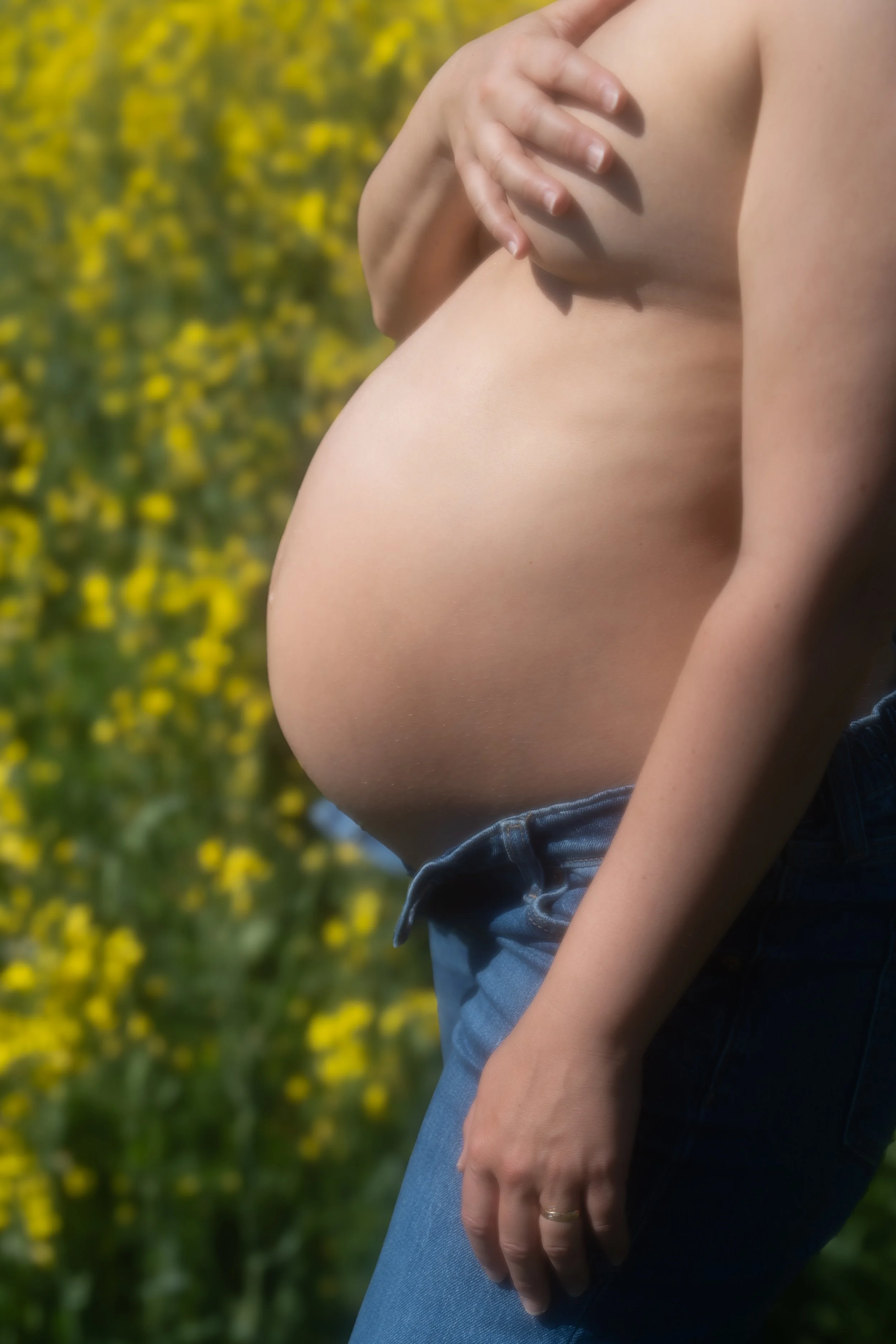 Editorial shooting in der Natur in einem Blumenfeld im Sommer