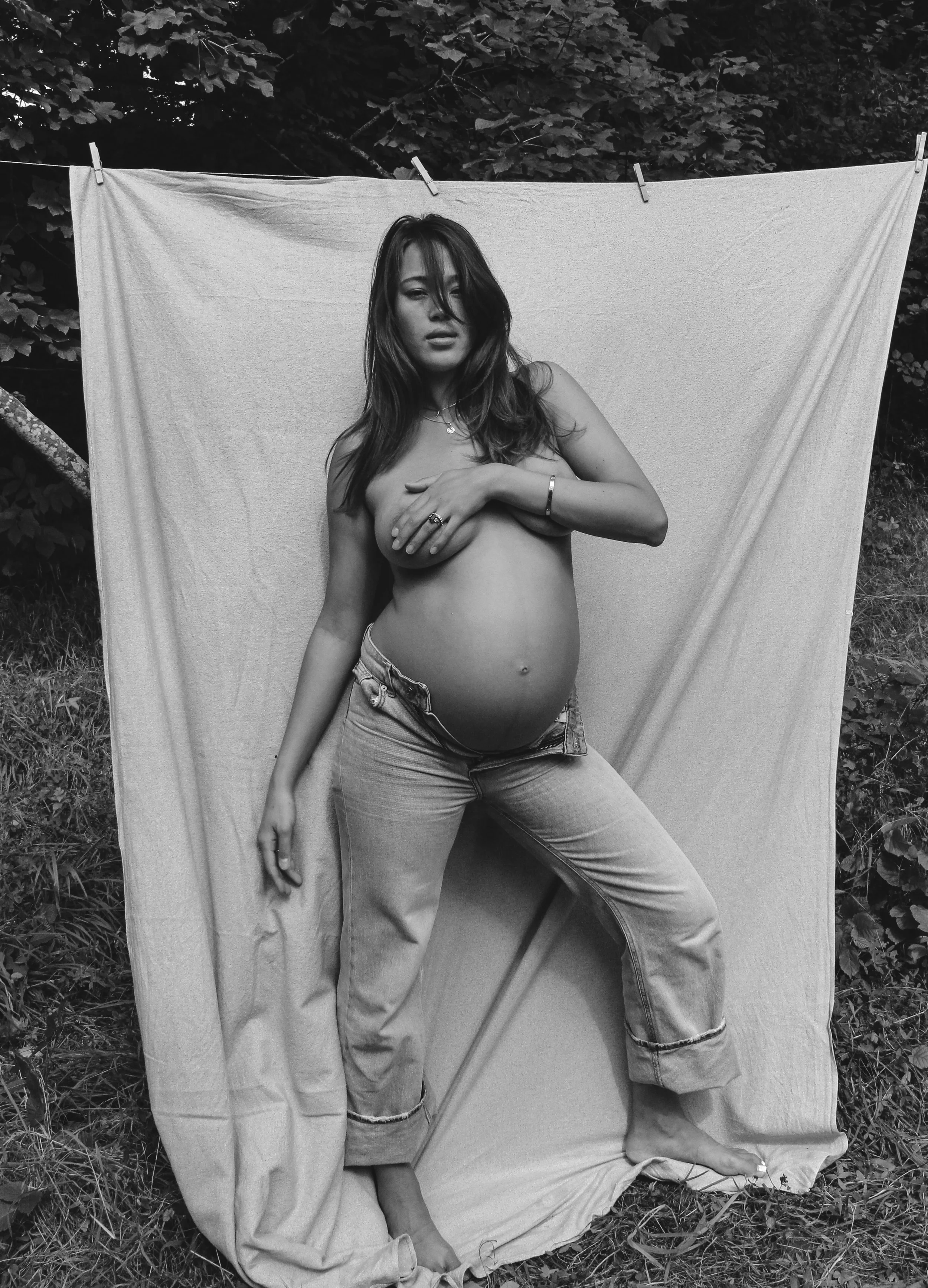 Künstlerisches Maternity-Shooting mit Stoffhintergrund und sanftem Licht in der Natur in St.Gallen