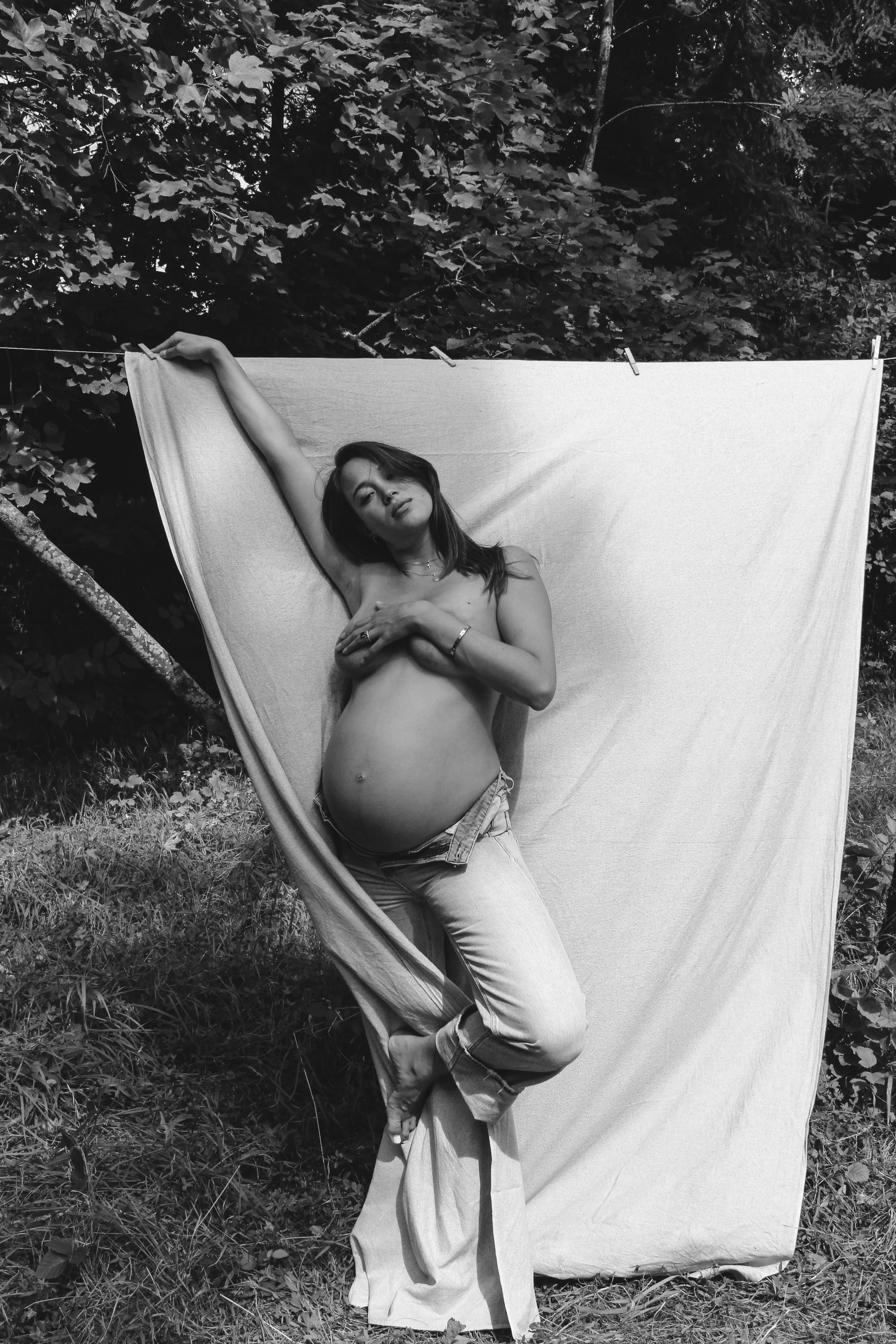 Künstlerisches Maternity-Shooting mit Stoffhintergrund und sanftem Licht in der Natur in St.Gallen