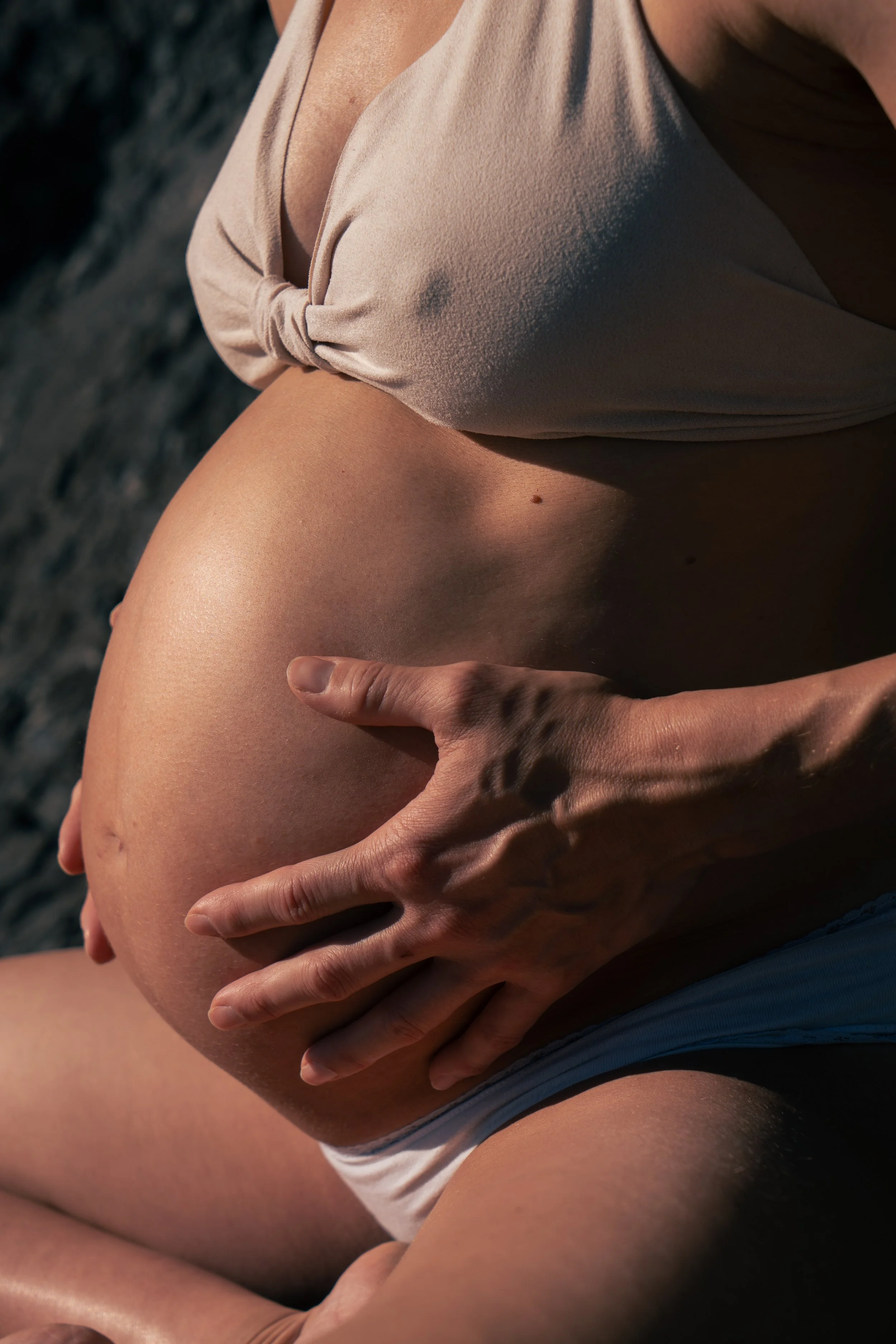 Babybauch Fotografie mit warmem Sonnenlicht