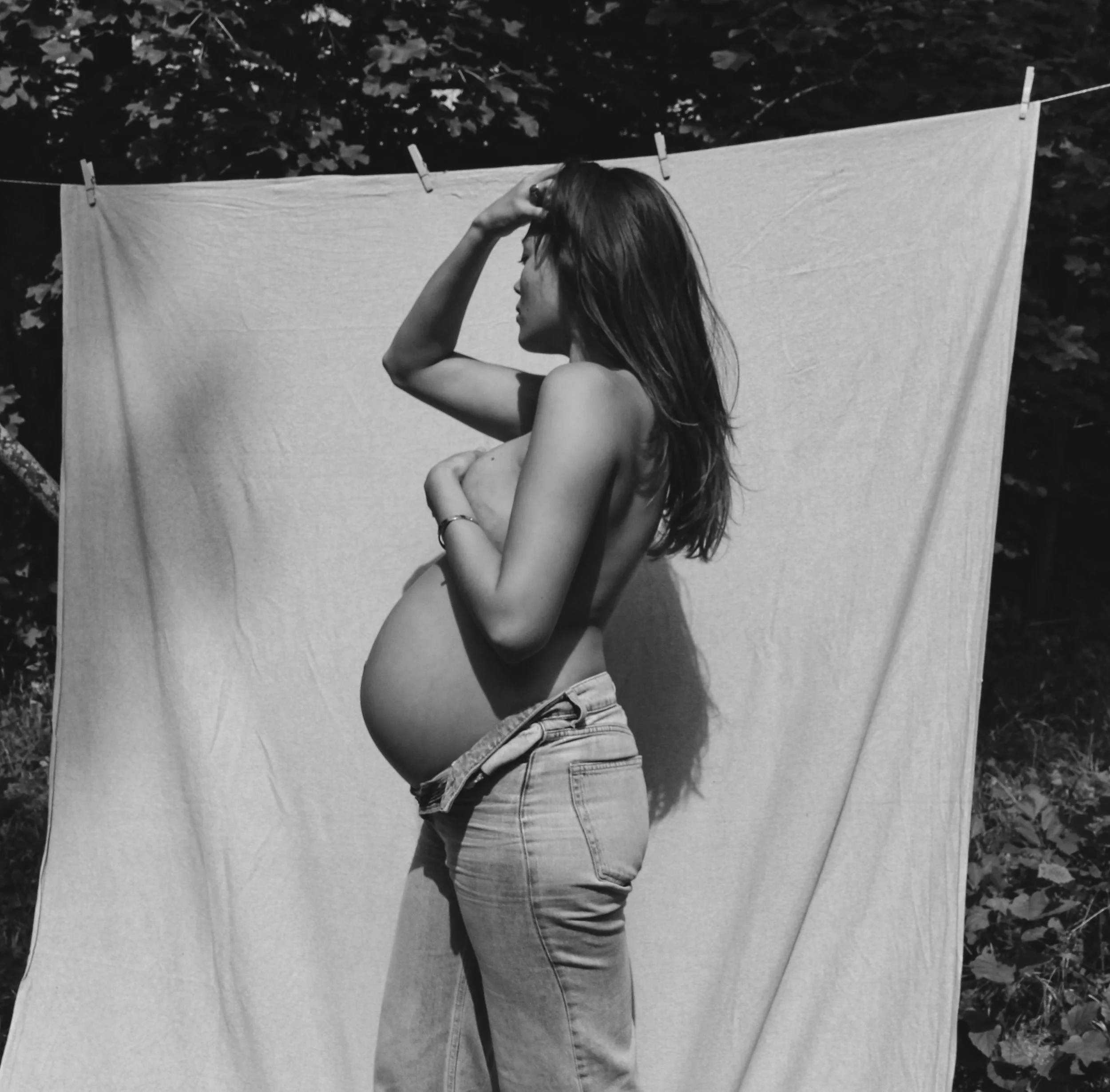 Künstlerisches Maternity-Shooting mit Stoffhintergrund und sanftem Licht in der Natur in St.Gallen