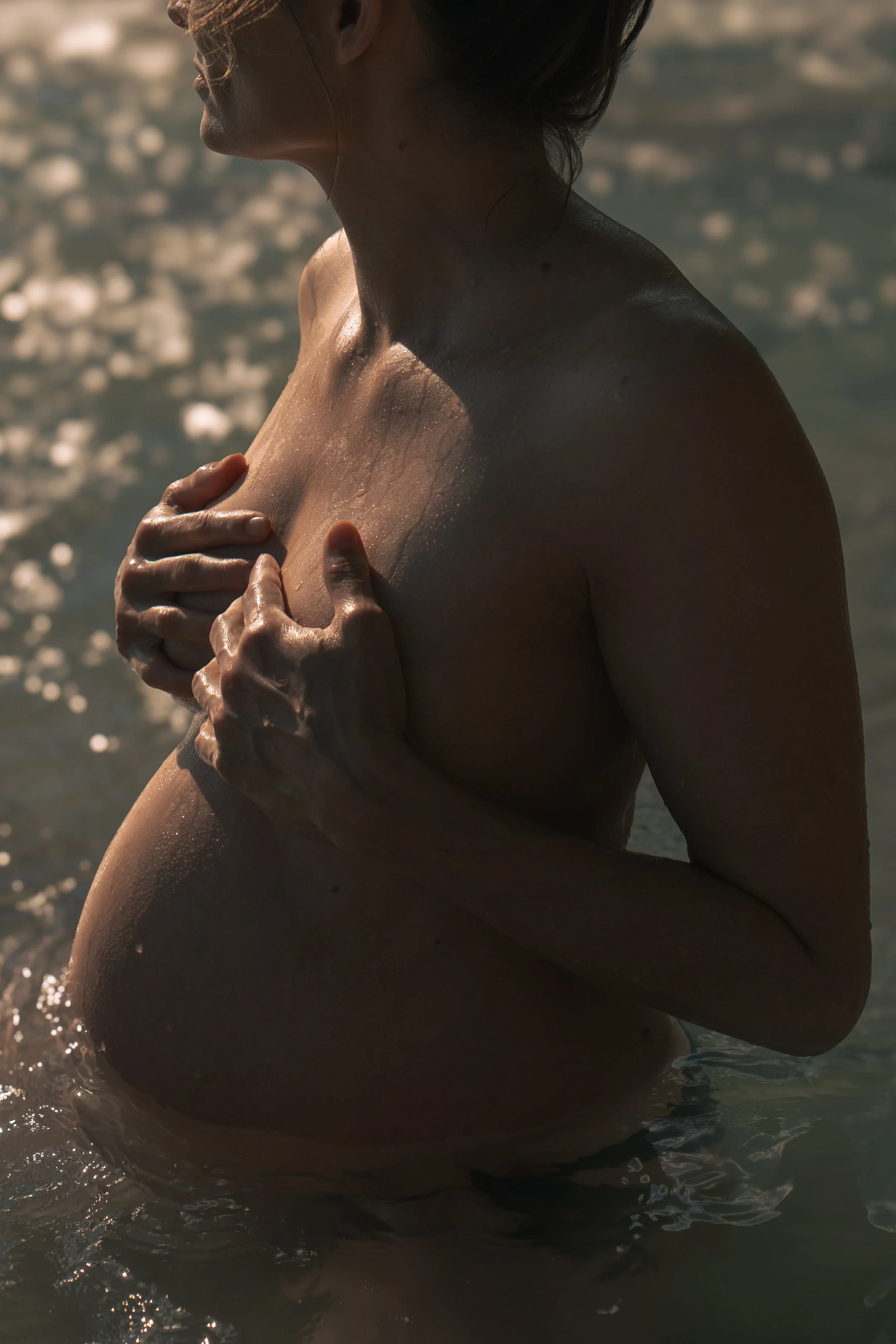 Schwangere Frau im Wasser