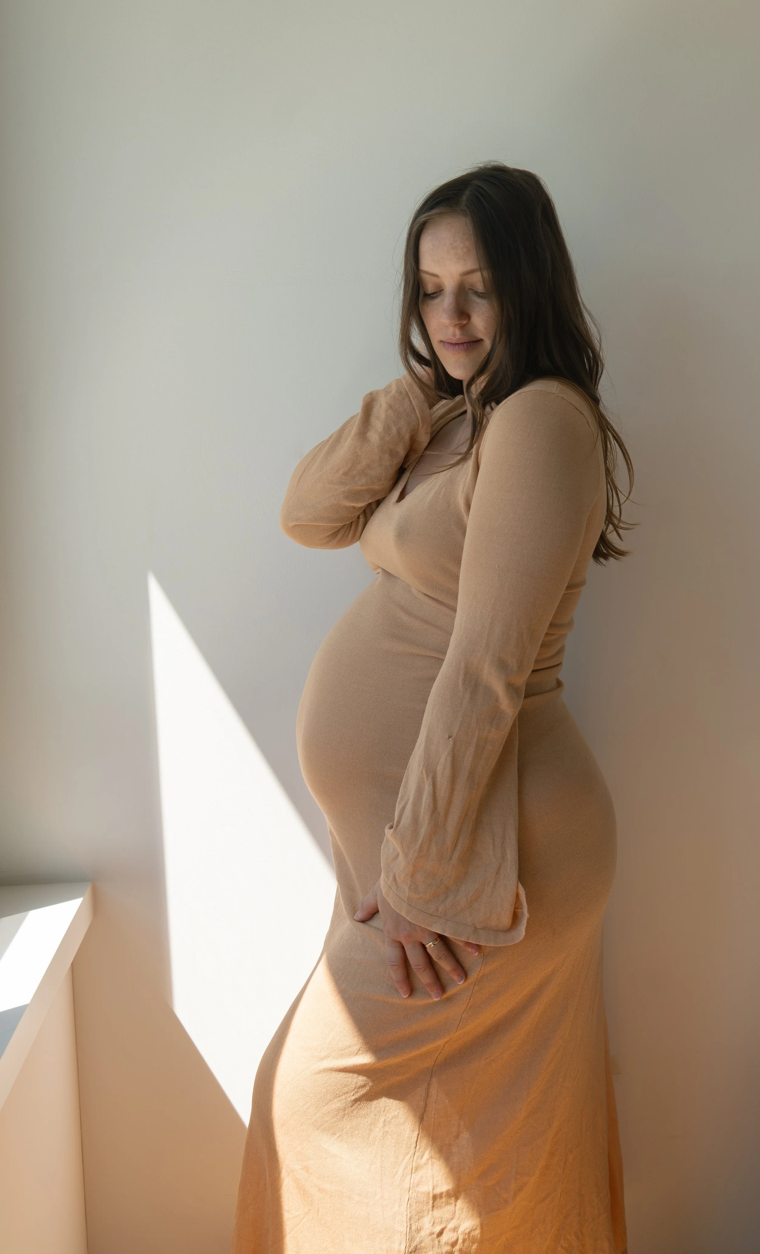 Emotionale Schwangerschaftsfotografie mit liebevollen Details und sinnlicher Ausstrahlung und Licht und Schatten