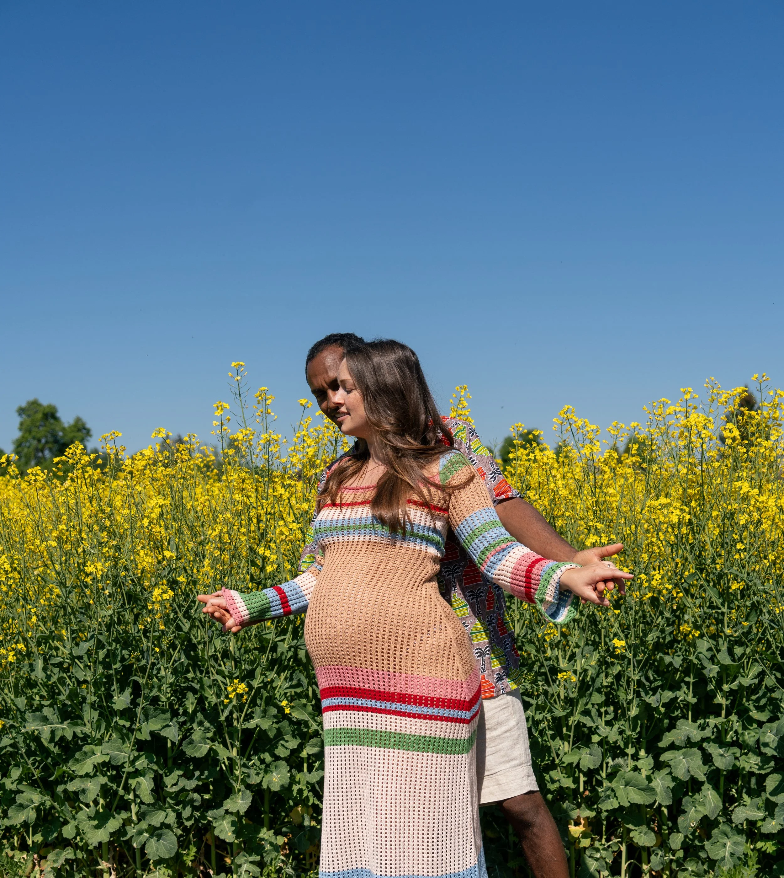 Editorial Couple shooting in der Natur in einem Blumenfeld im Sommer