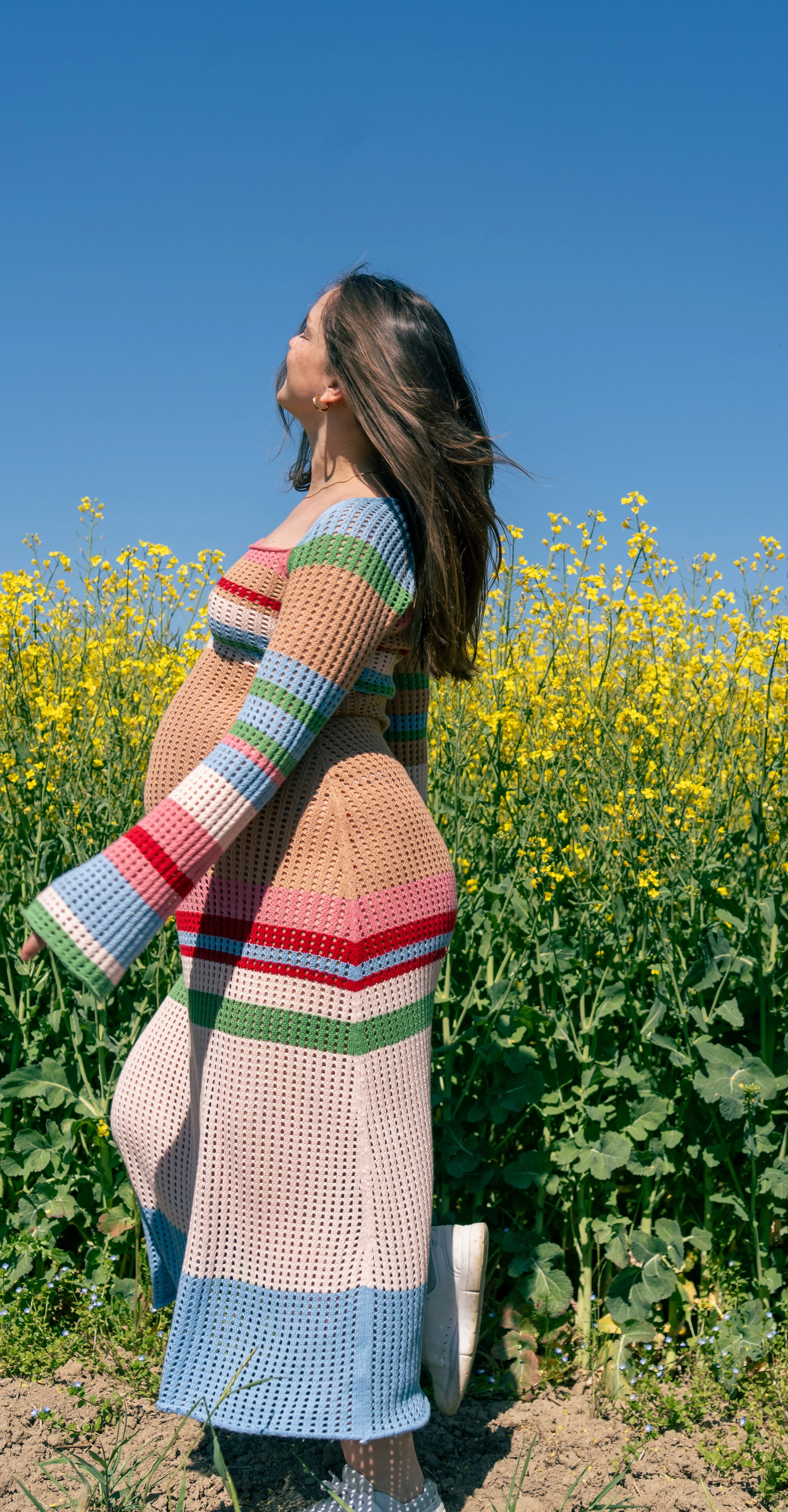 Editorial shooting in der Natur in einem Blumenfeld im Sommer
