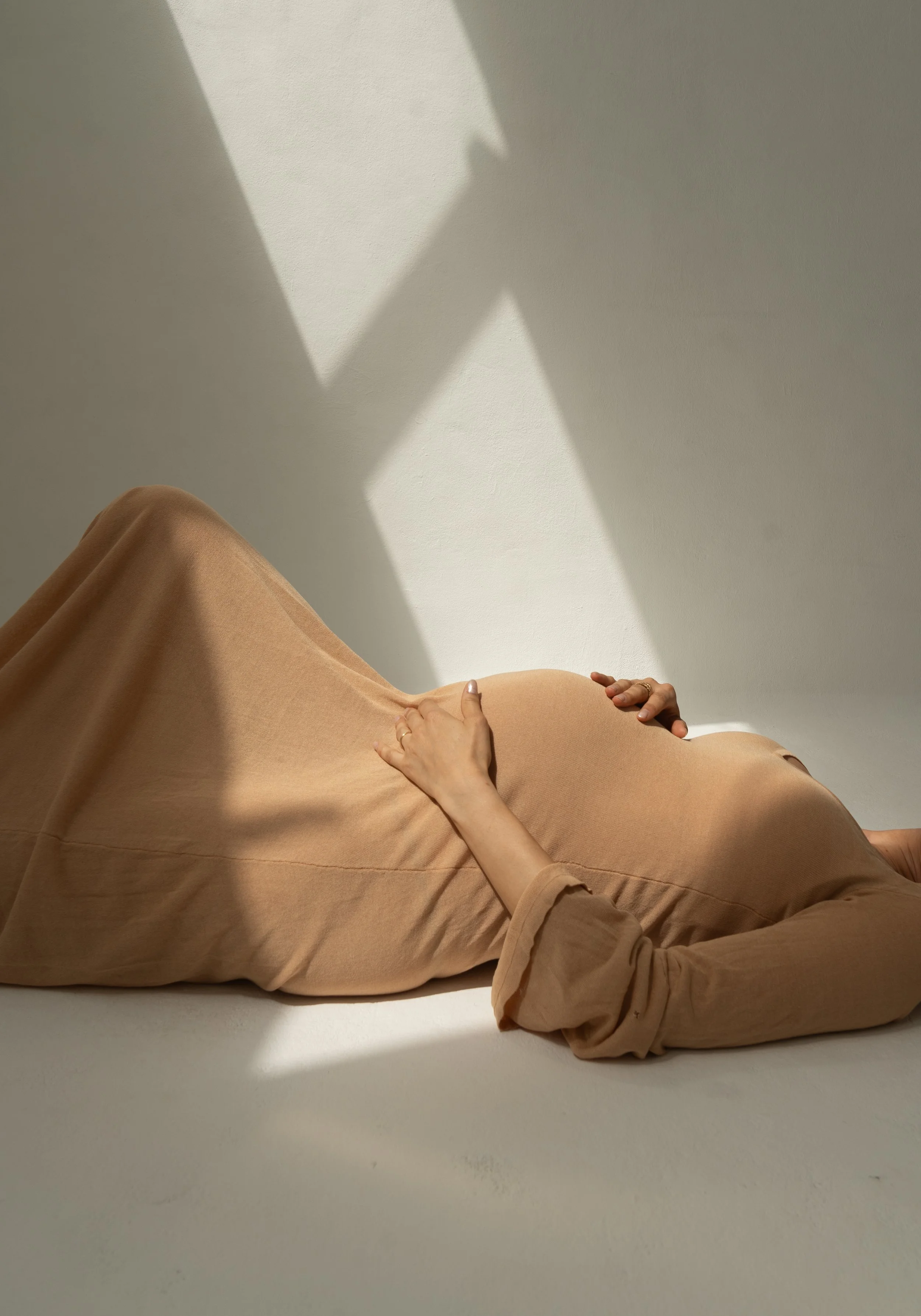 Emotionale Studio Schwangerschaftsfotografie mit liebevollen Details und wunderschönem Licht im Studio