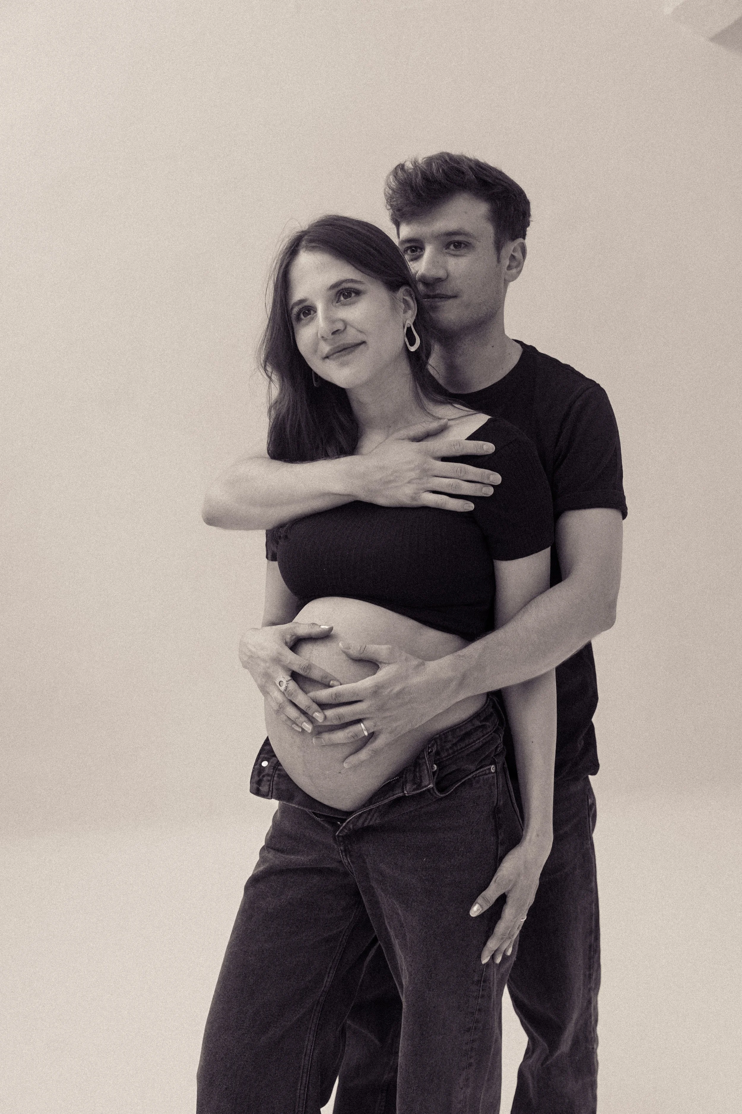 Coupleshooting im Studio mit wunderschönem Licht und natürlicher Kleidung minimalistisches Setting