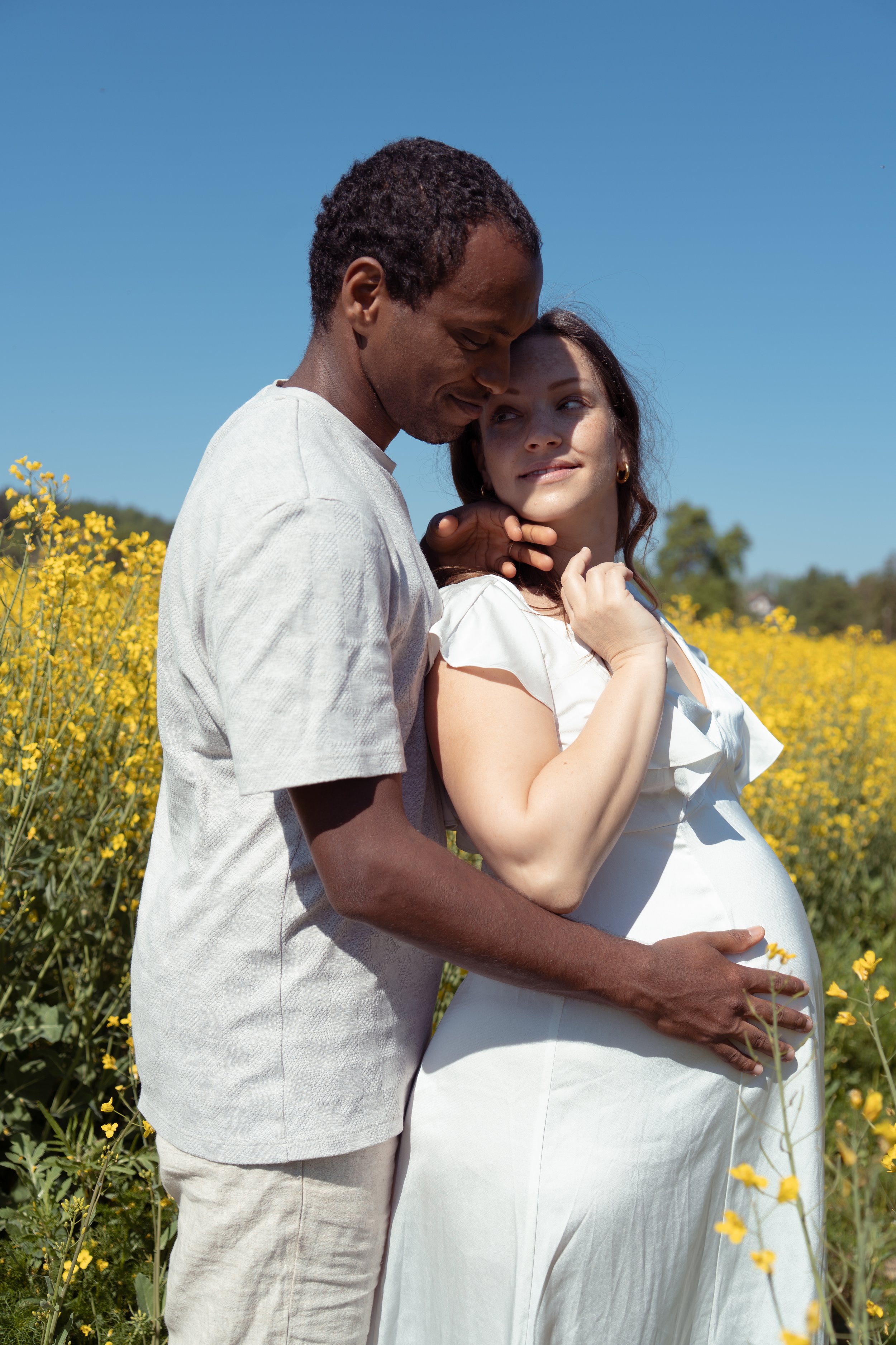 Editorial Couple shooting in der Natur in einem Blumenfeld im Sommer