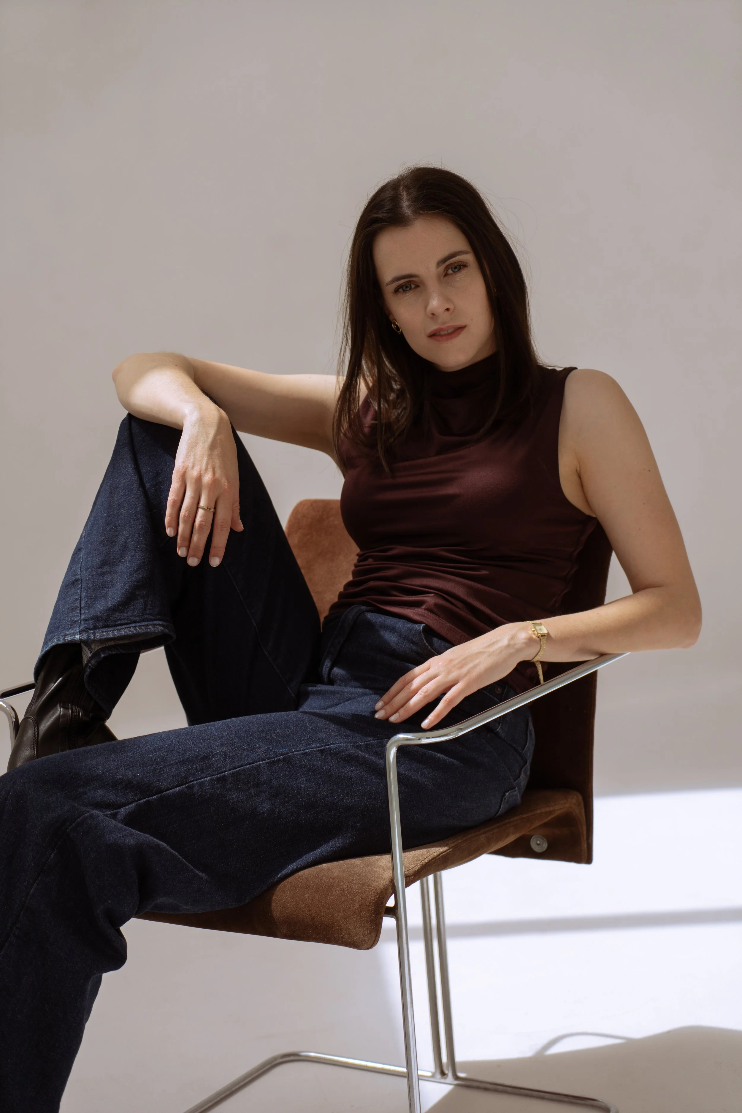 Fotostudio Shooting mit Tageslicht und Frau und Stuhl