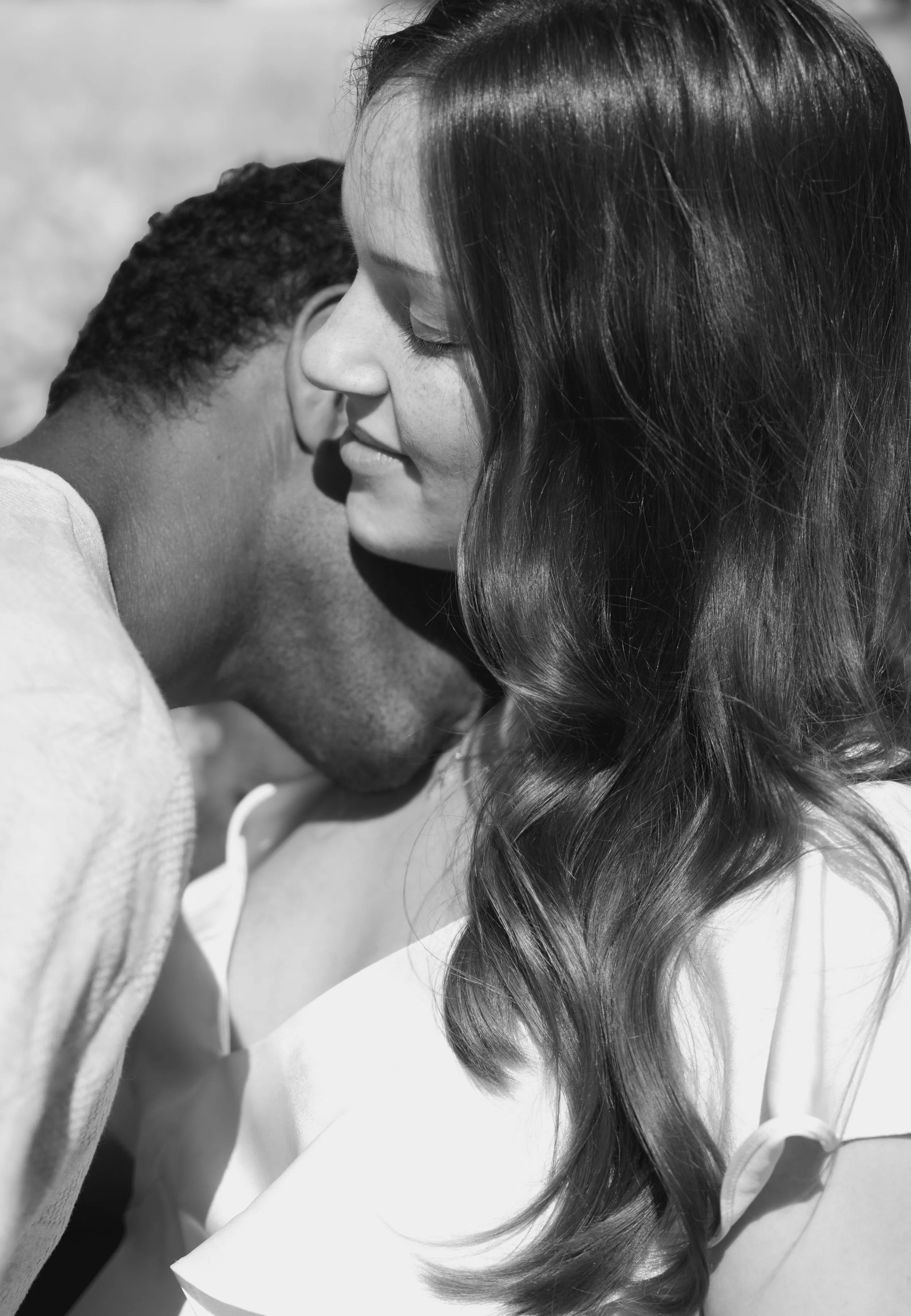 Coupleshooting im Studio mit wunderschönem Licht und natürlicher Kleidung minimalistisches Setting