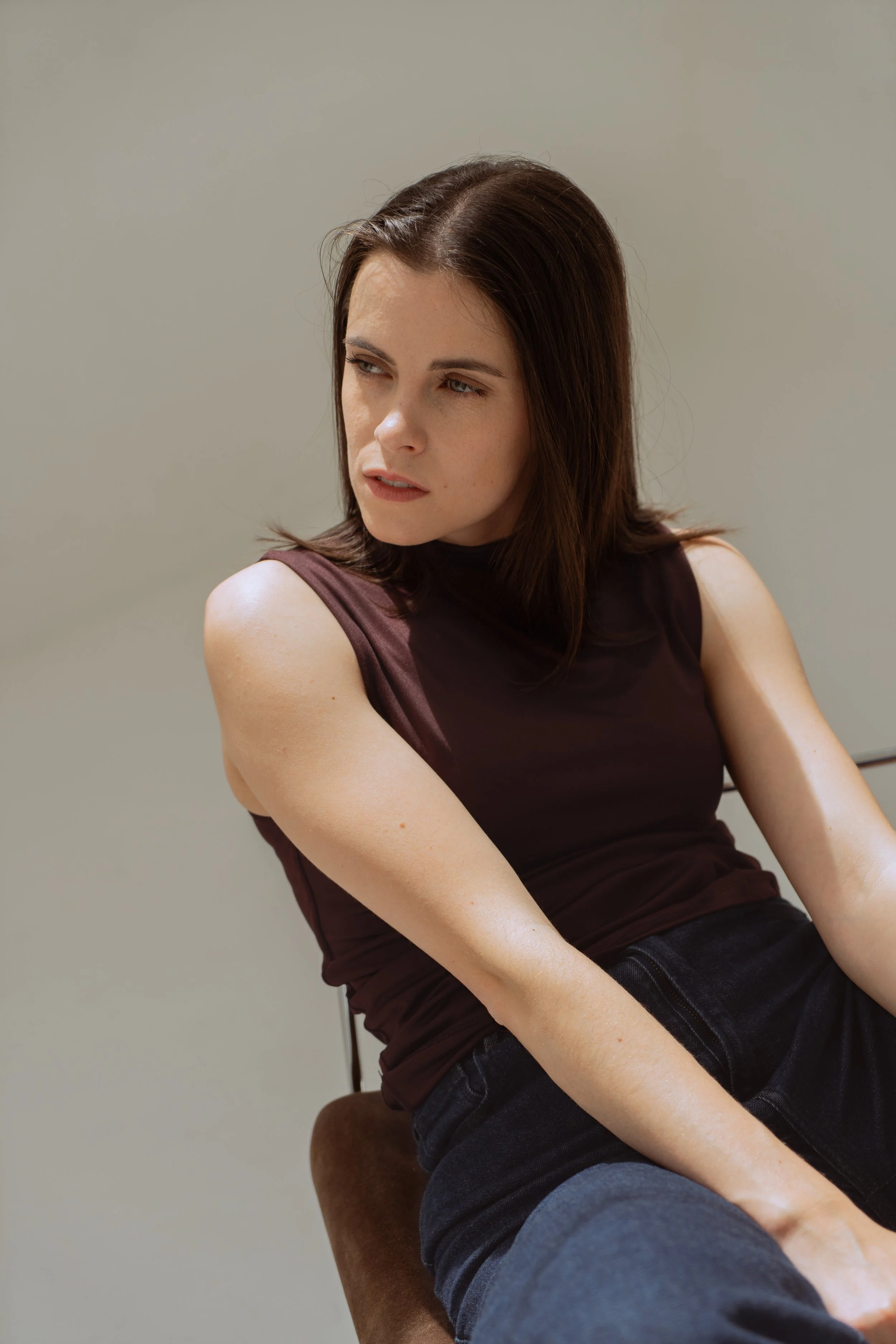 Fotostudio Shooting mit Tageslicht und Frau und Stuhl