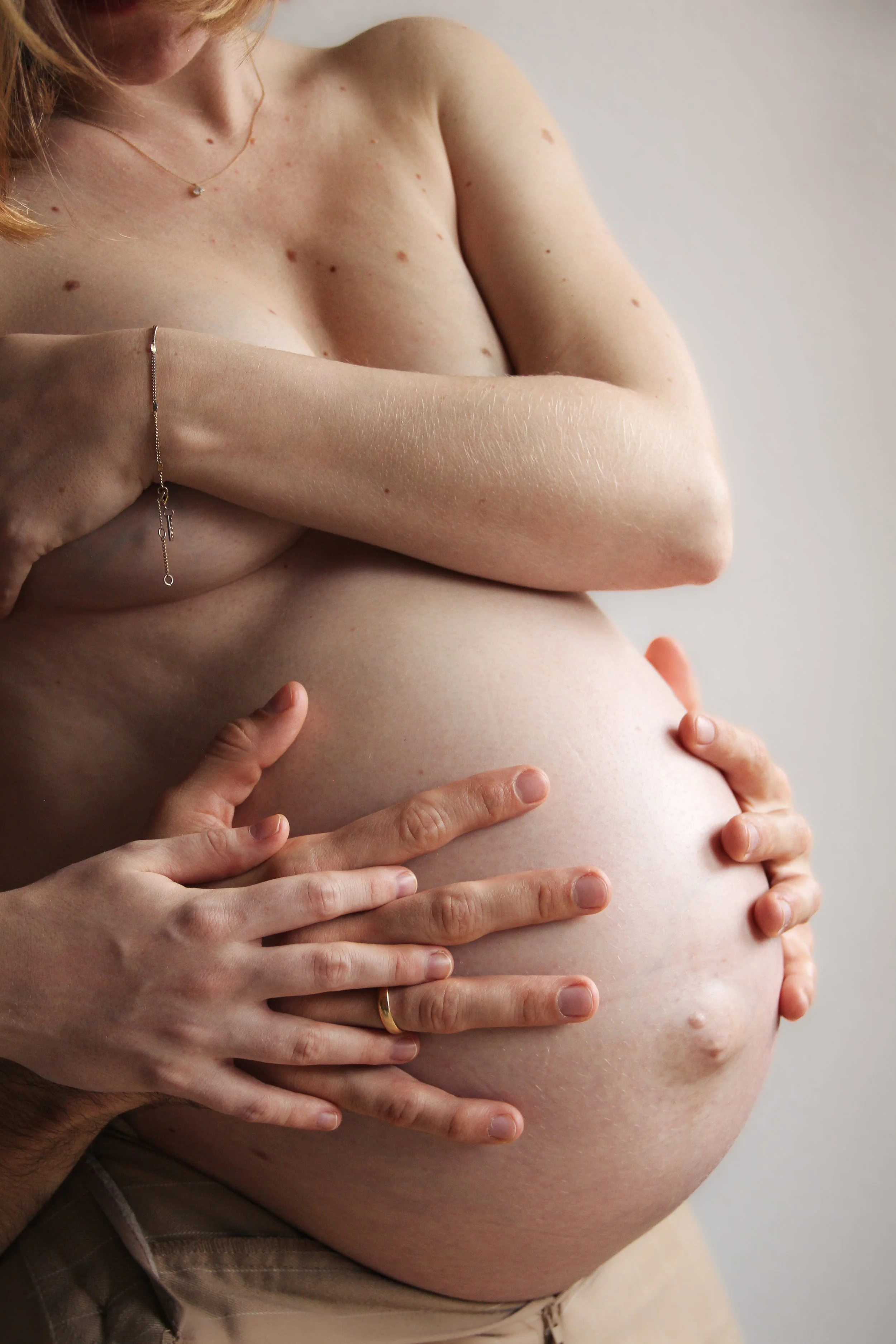 Porträt einer schwangeren Frau im Studio – ruhige Pose und weiches Licht