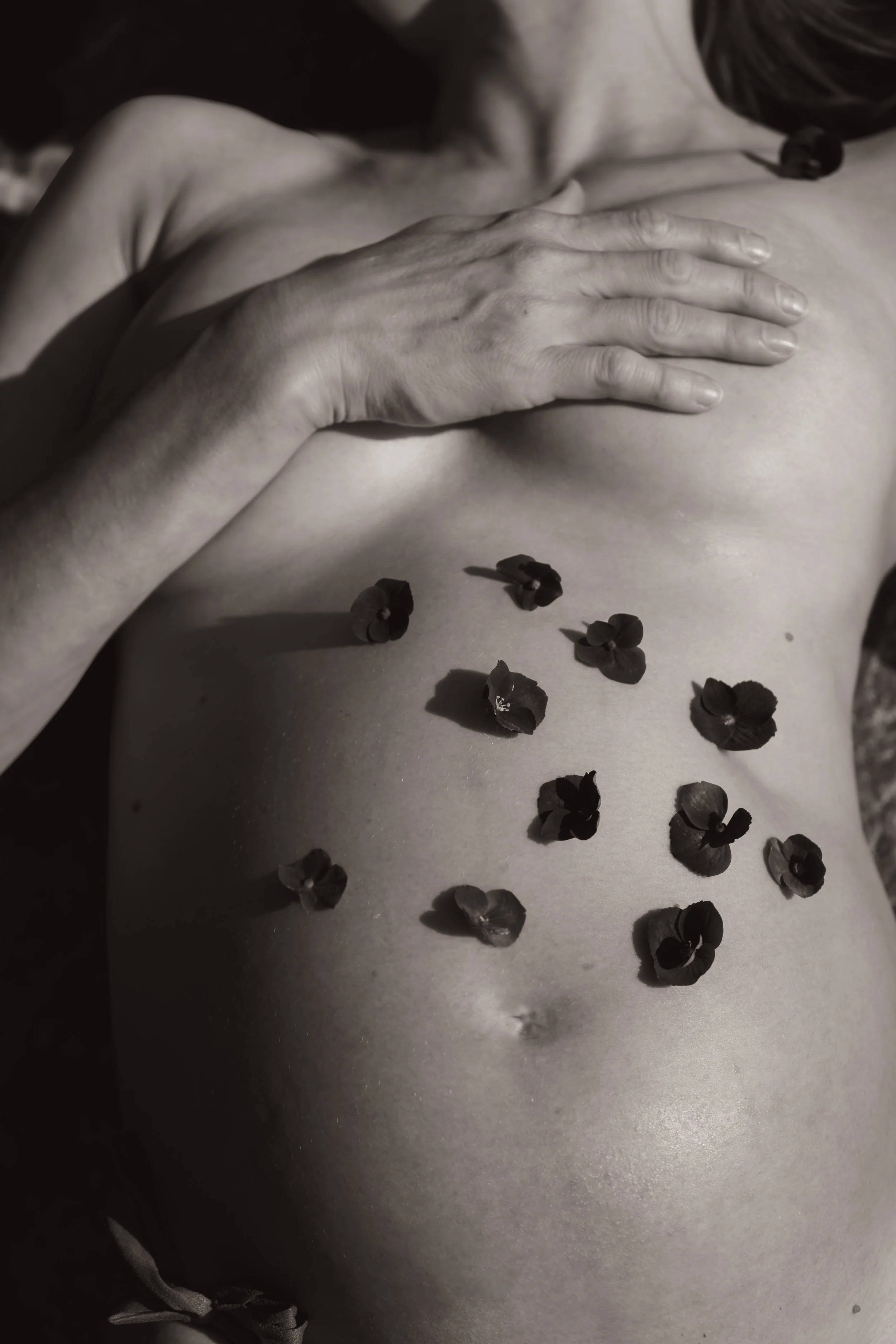Babybauch mit Blumen drauf