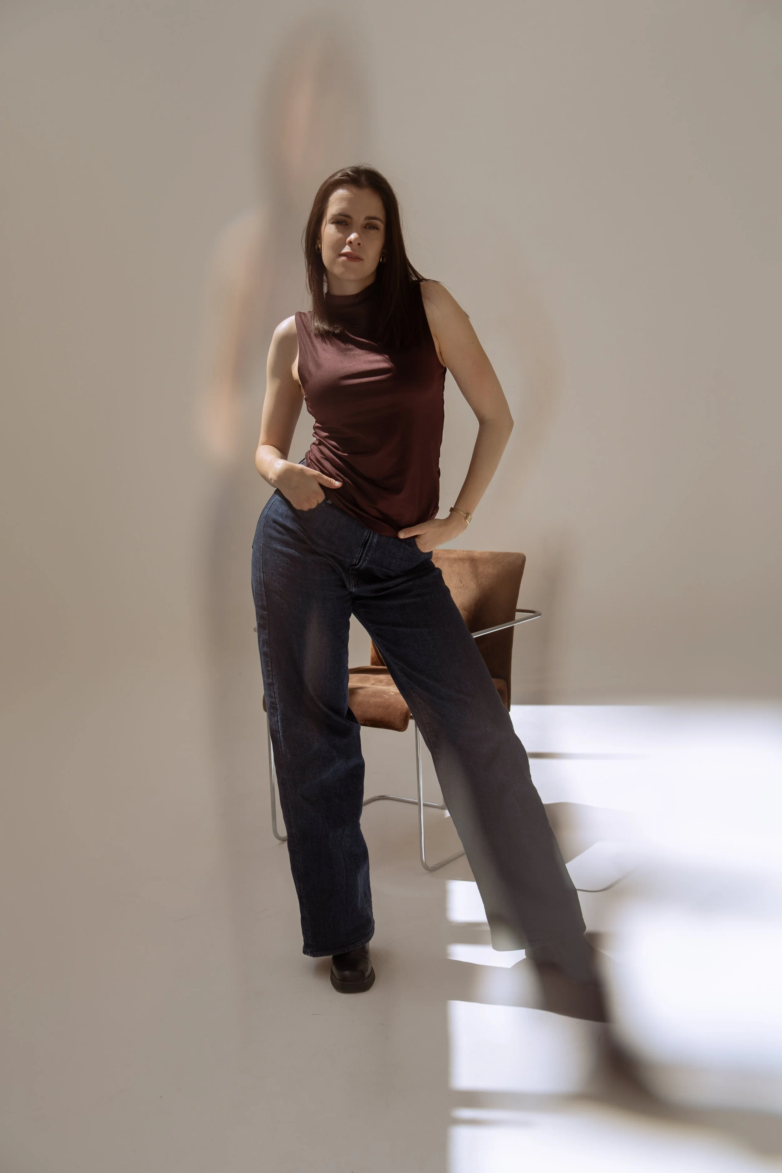 Fotostudio Shooting mit Tageslicht und Frau und Stuhl