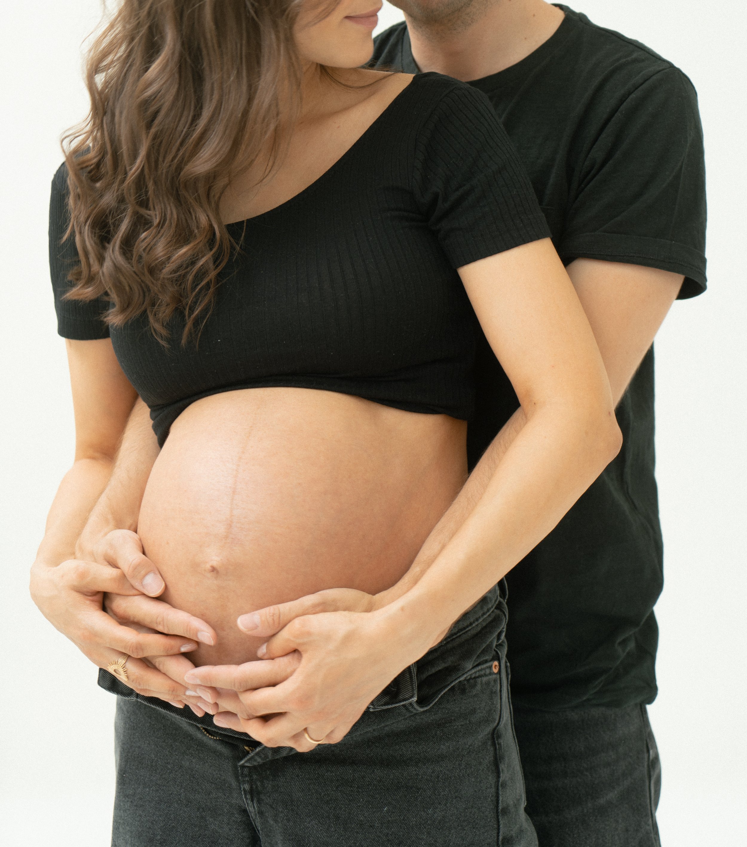 Coupleshooting im Studio mit wunderschönem Licht und natürlicher Kleidung minimalistisches Setting