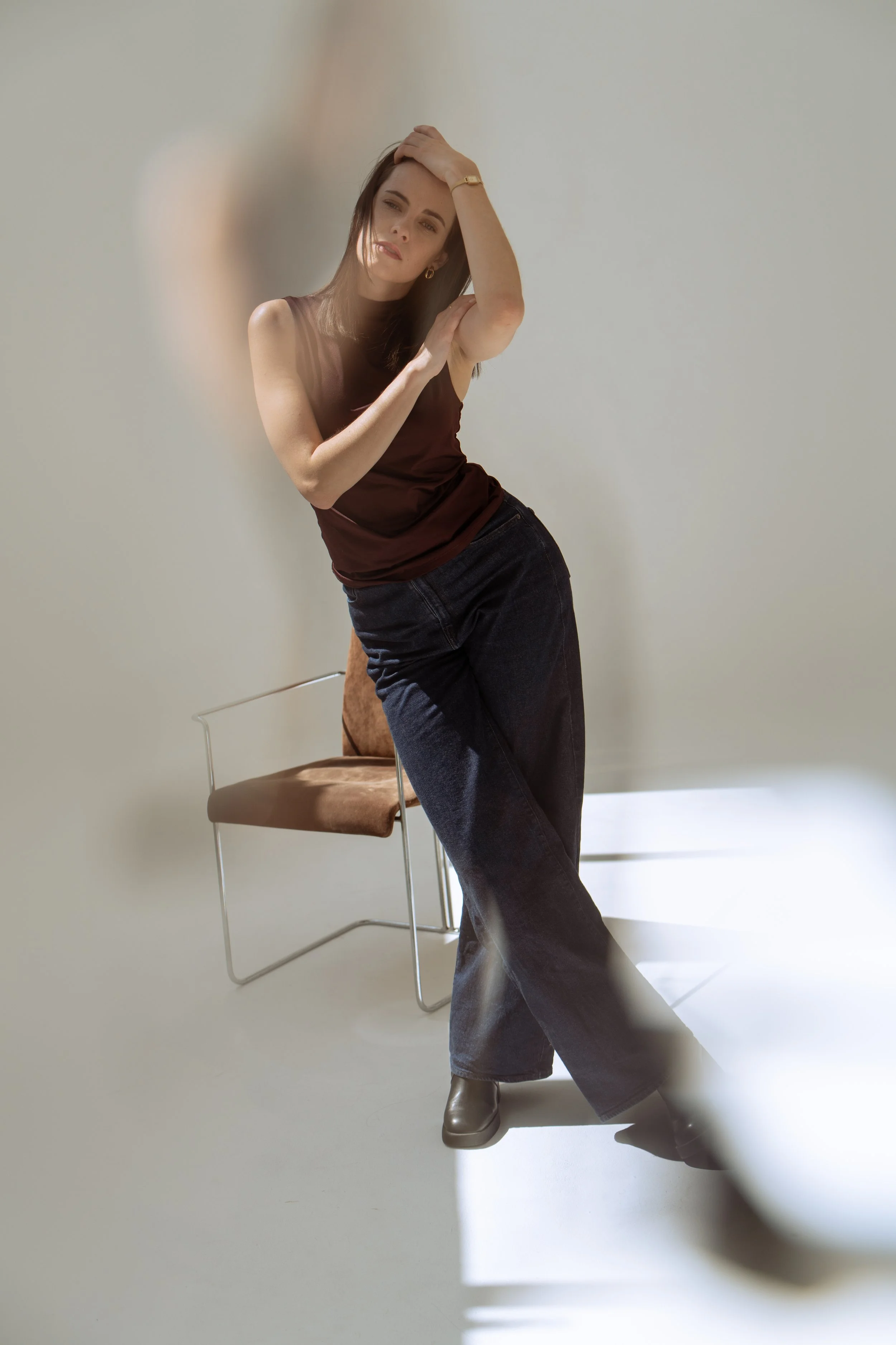 Fotostudio Shooting mit Tageslicht und Frau und Stuhl