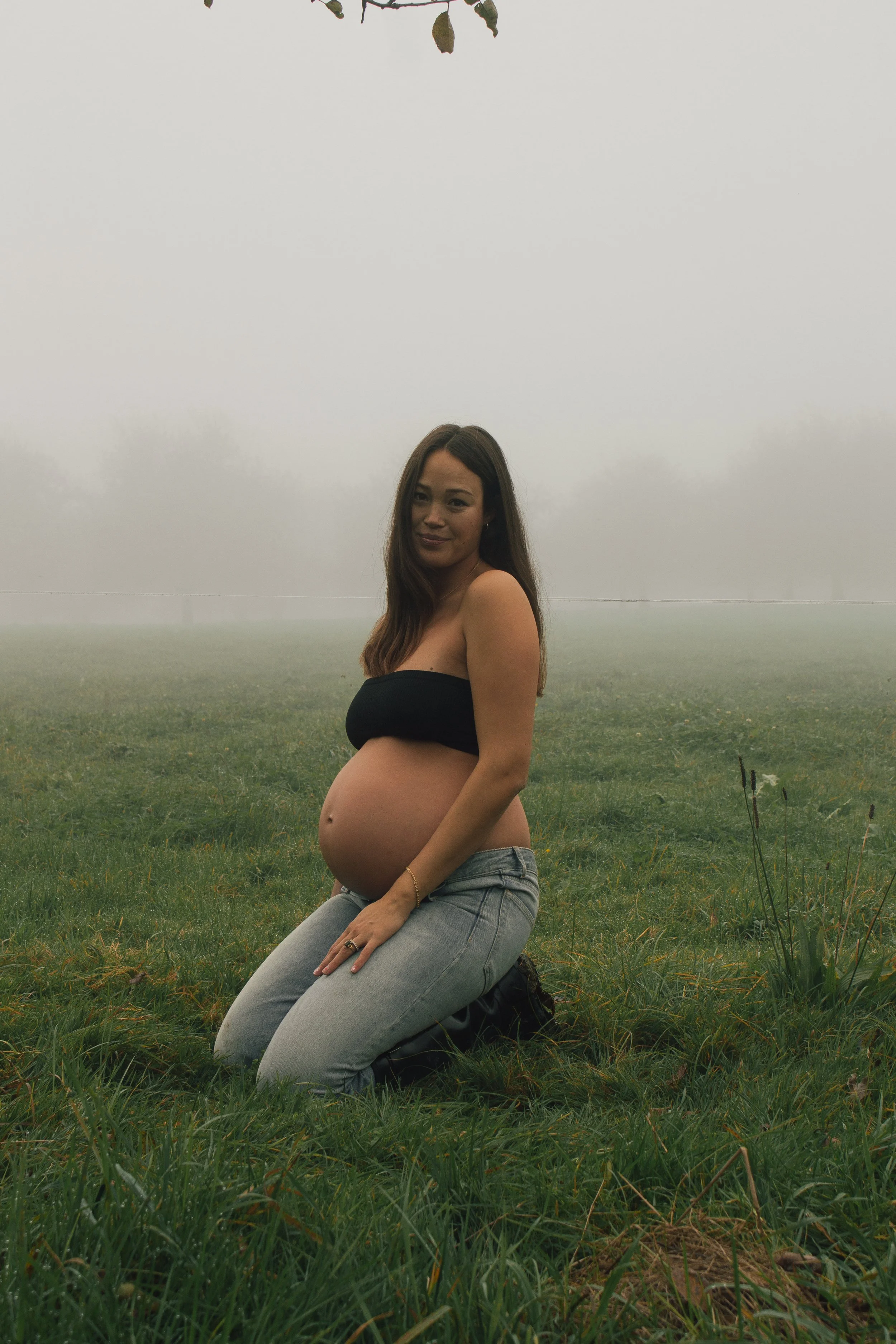Schwangerschaftsshooting im Freien – natürliche Portraits einer werdenden Mutter in der Natur