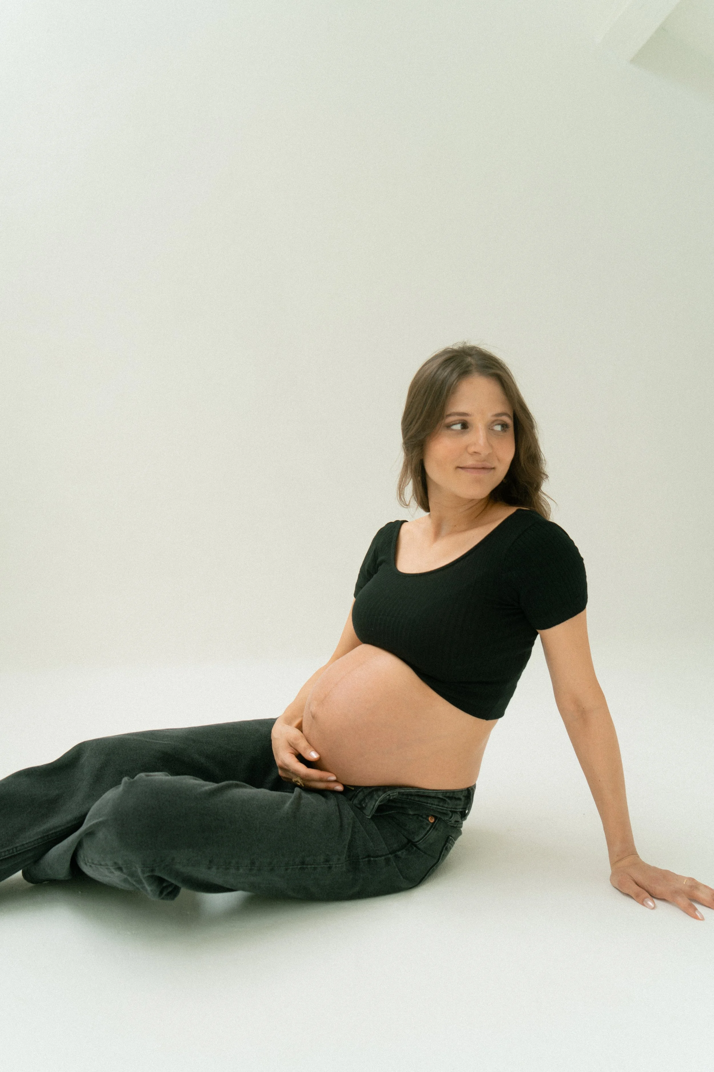 Emotionale Studio Schwangerschaftsfotografie mit liebevollen Details und sinnlicher Ausstrahlung