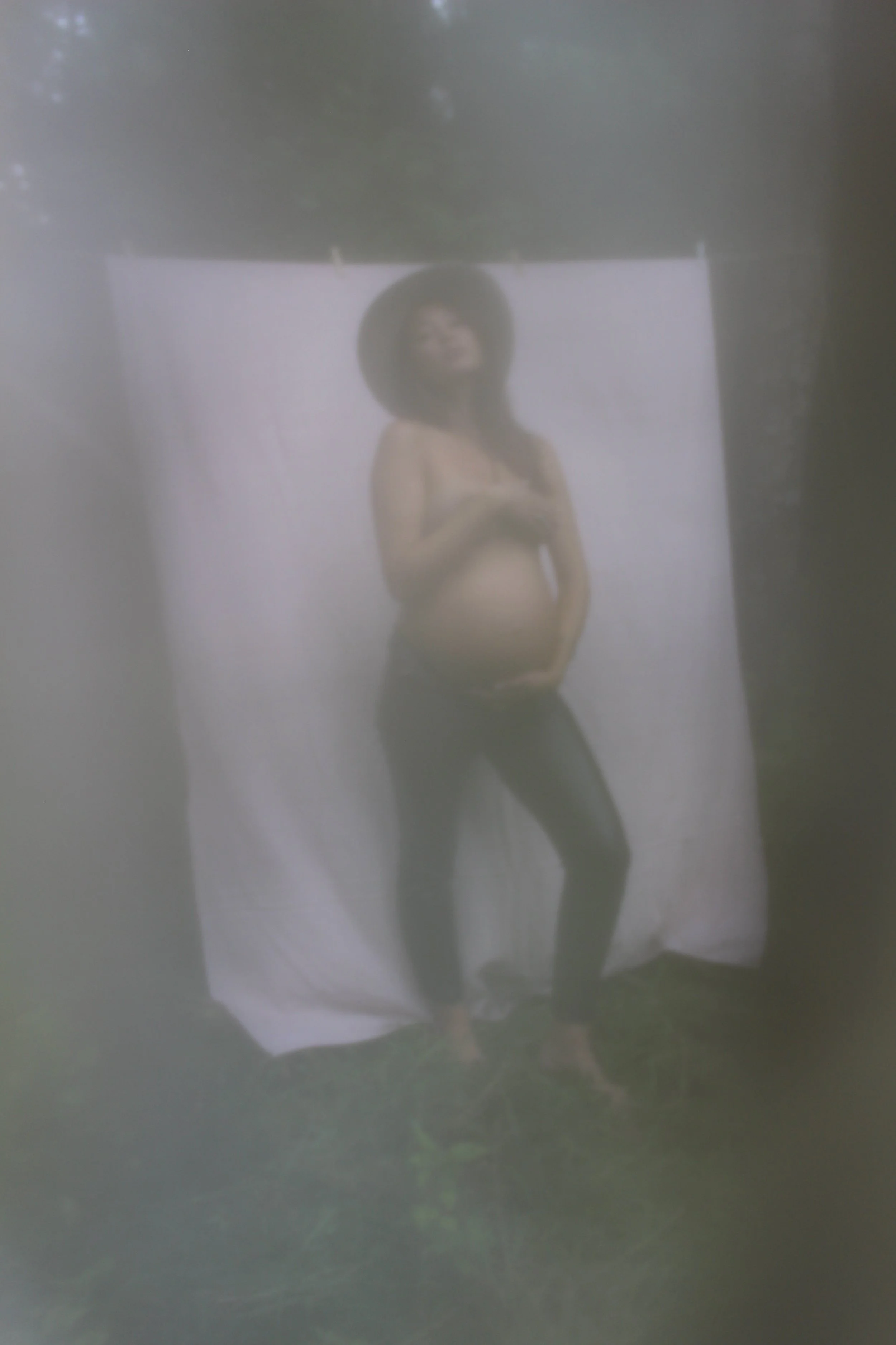 Künstlerisches Maternity-Shooting mit Stoffhintergrund und sanftem Licht in der Natur in St.Gallen