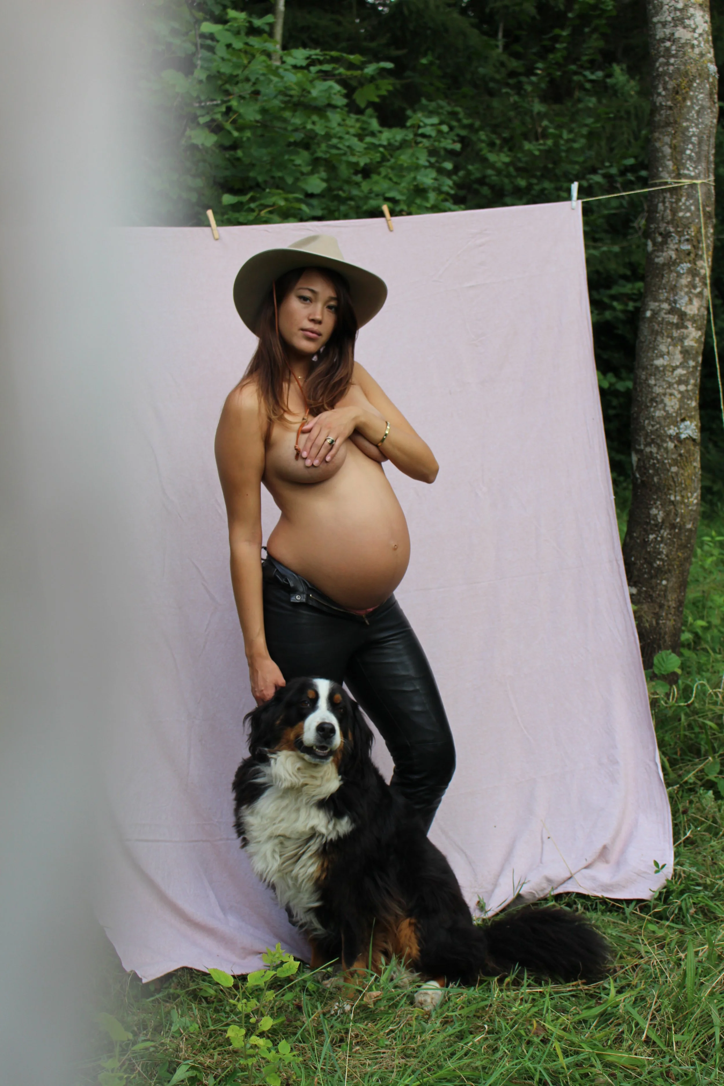 Künstlerisches Maternity-Shooting mit Stoffhintergrund und sanftem Licht in der Natur in St.Gallen