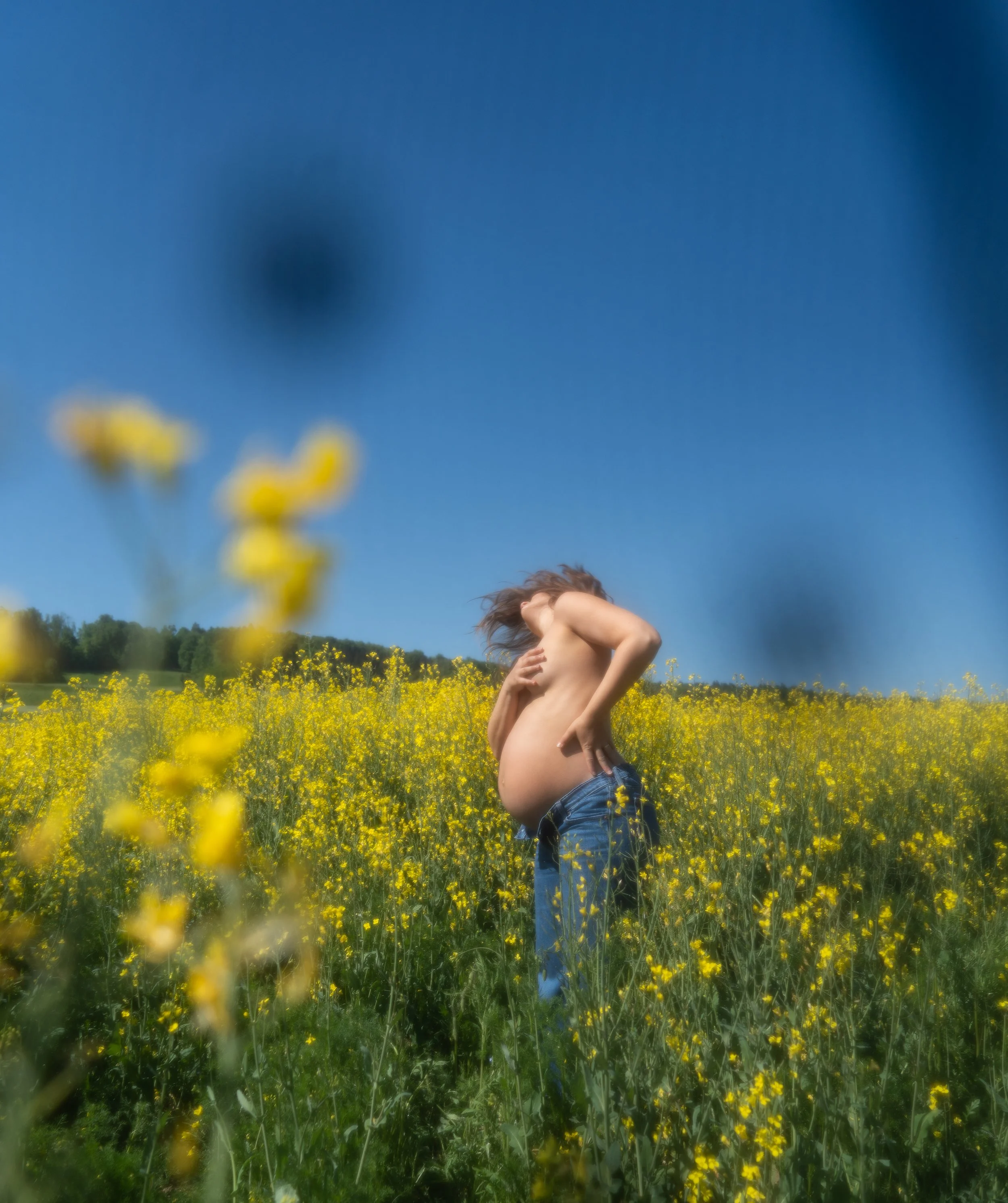 Editorial shooting in der Natur in einem Blumenfeld im Sommer