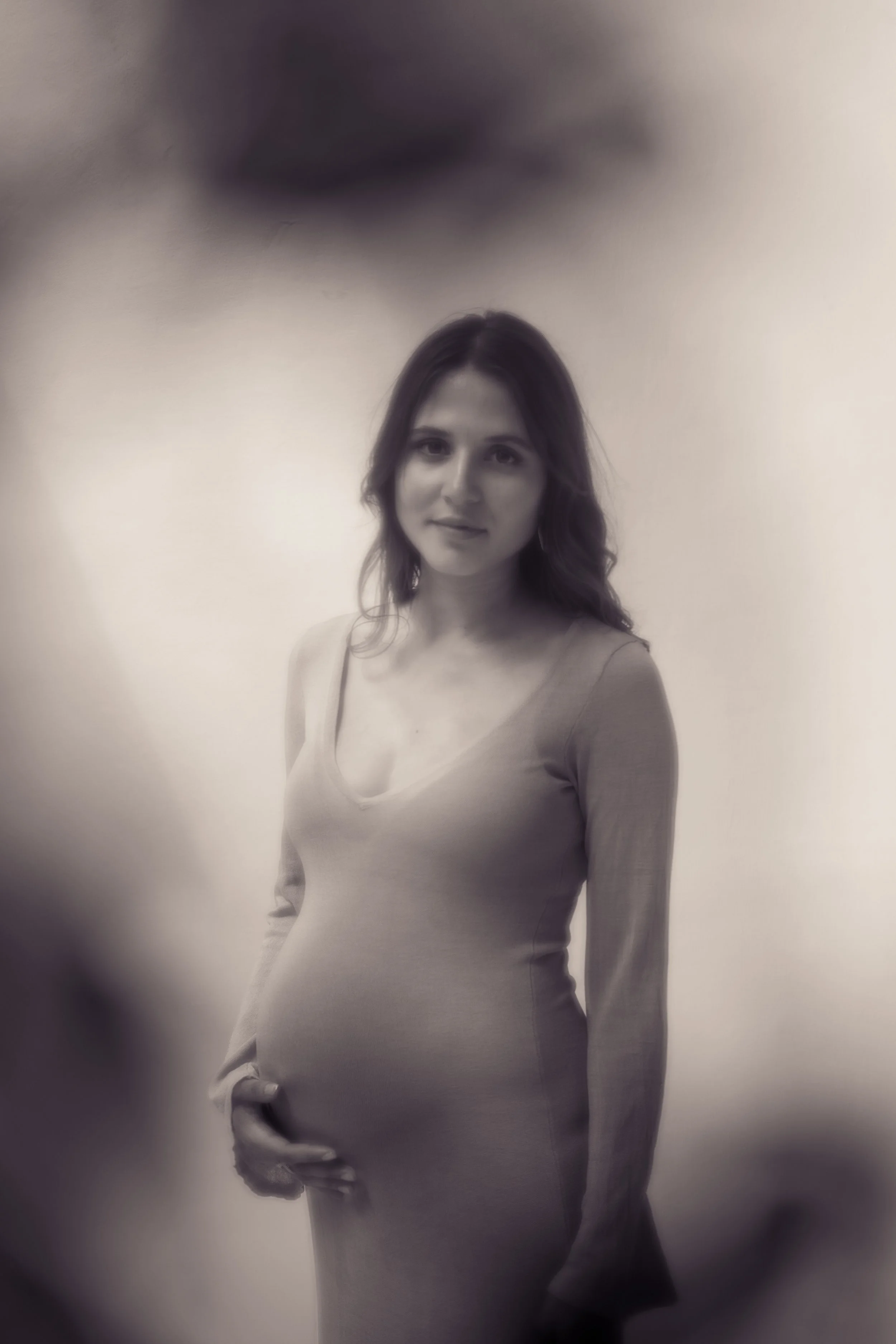Emotionale Schwangerschaftsfotografie mit liebevollen Details und sinnlicher Ausstrahlung