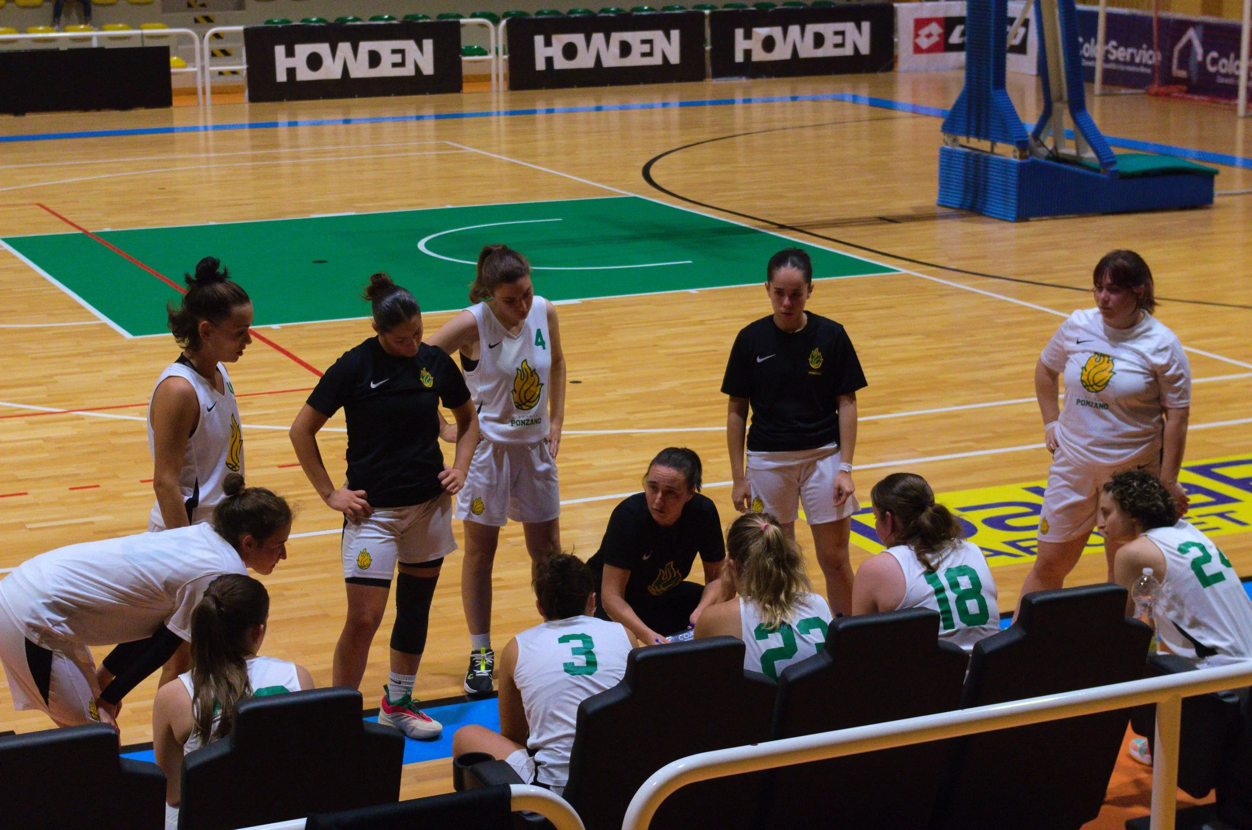La promozione femminile di pallacanestro ponzano durante un time-out di basket sul campo di gioco.