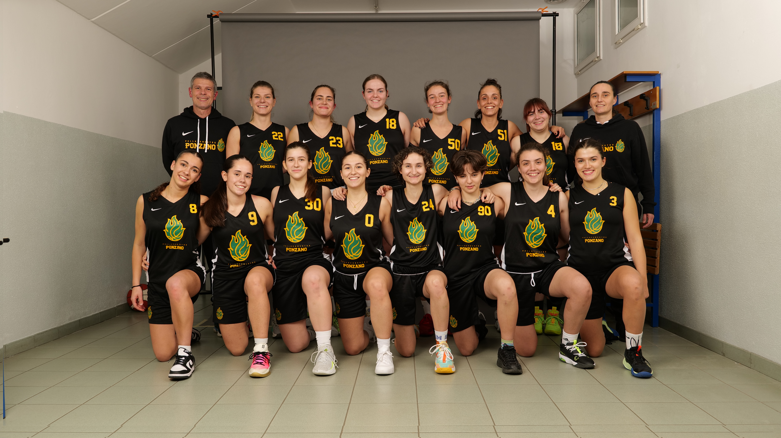 Promozione femminile della pallacanestro ponzano con Lucija Drobac e Roberto Gigo in abbigliamento sportivo, squadra di basket, pose per fotografia in palestra indoor al Palacicogna.