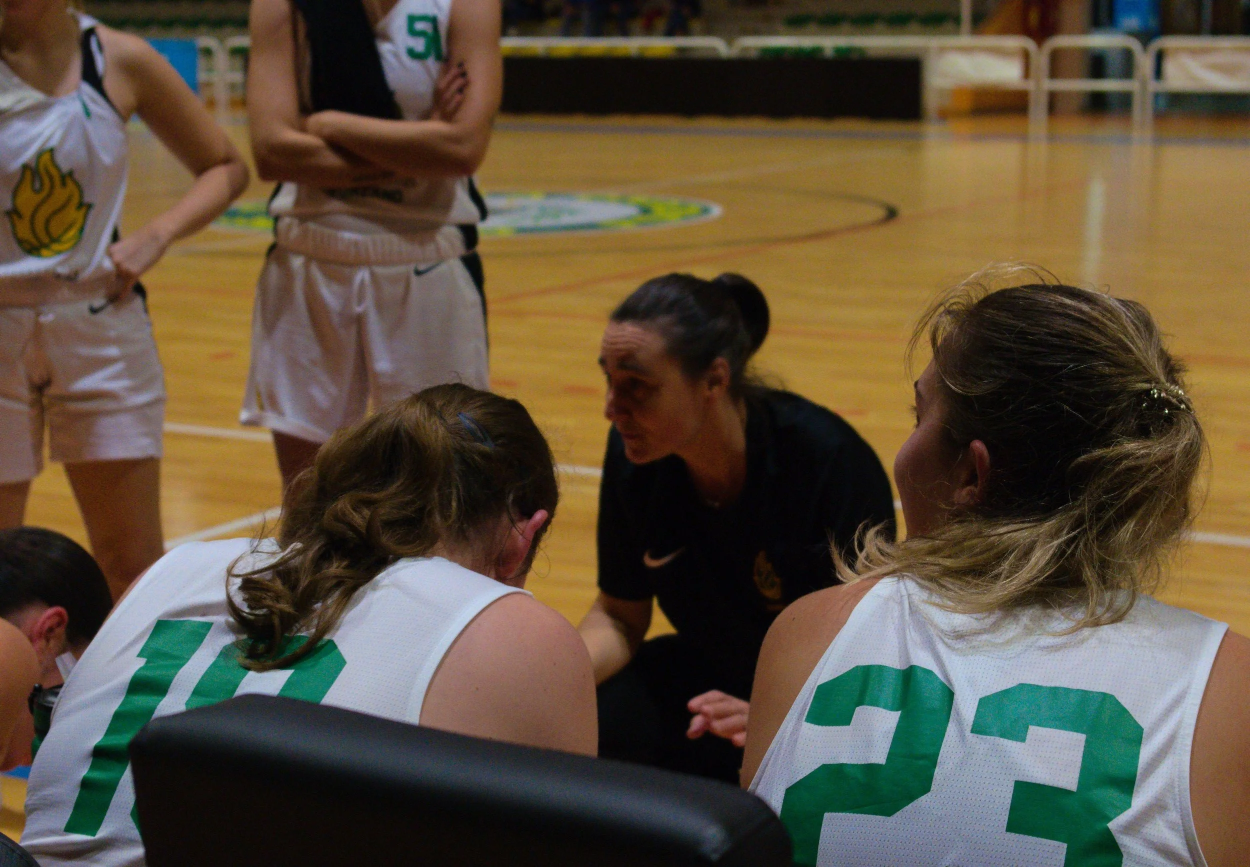 Allenatrice di pallacanestro Lucija Drobac che dà indicazioni a giocatrici della promo femminile di pallacanestro ponzano sedute durante un timeout in palestra nel palacicogna.