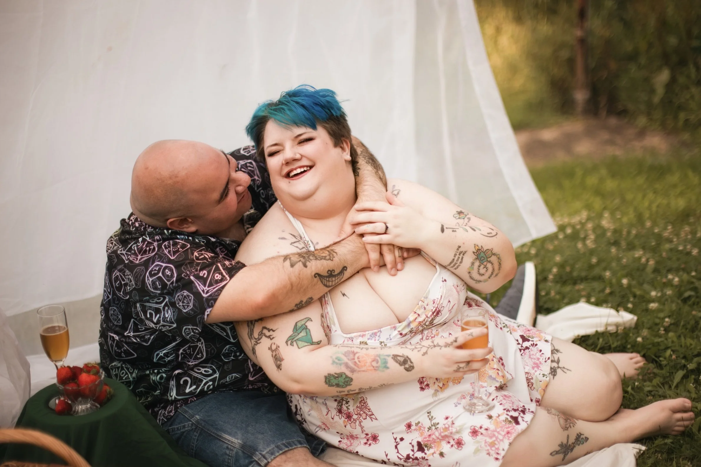 09-couple-picnic-laughing.jpg