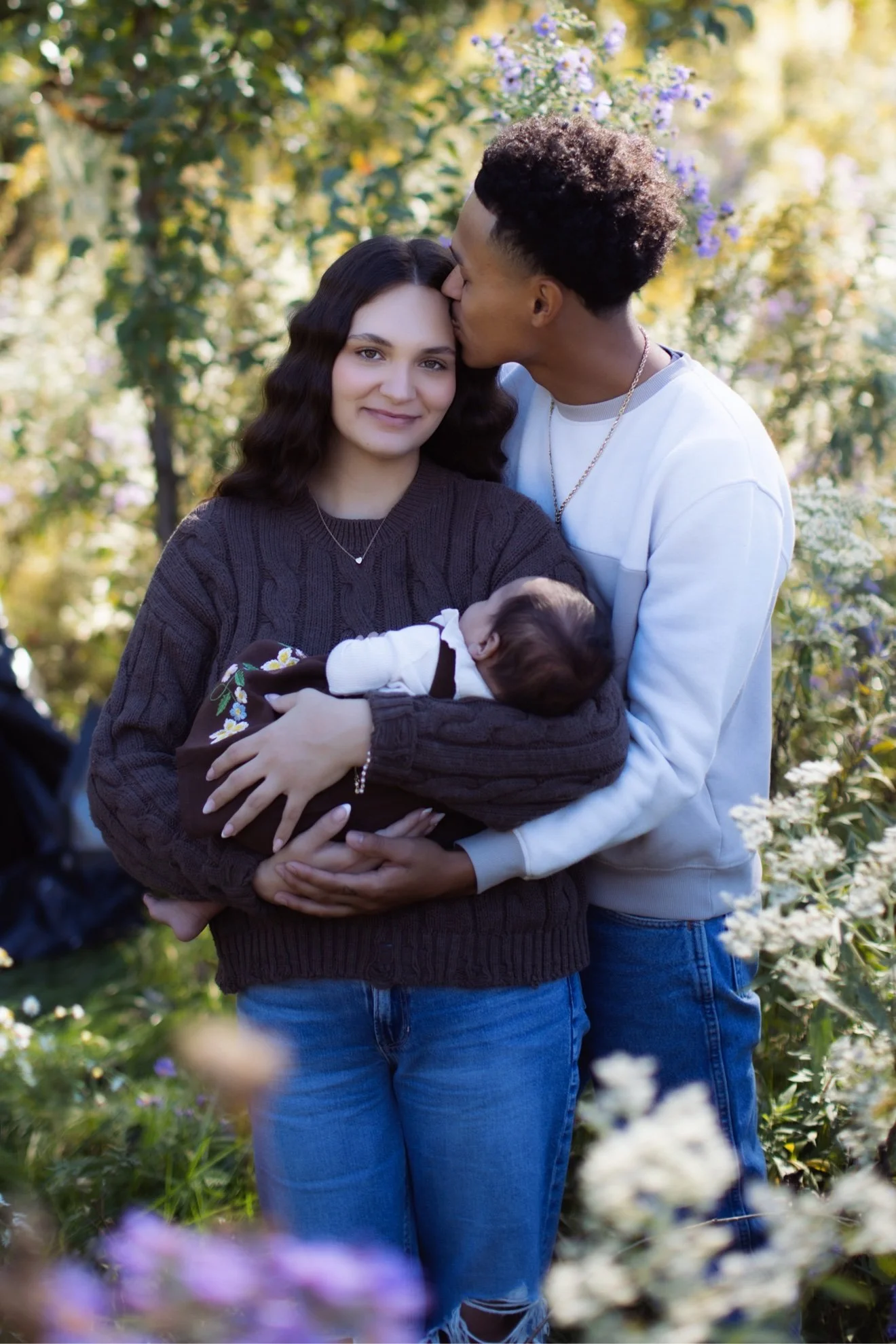 08-family-wildflowers-kiss.jpg