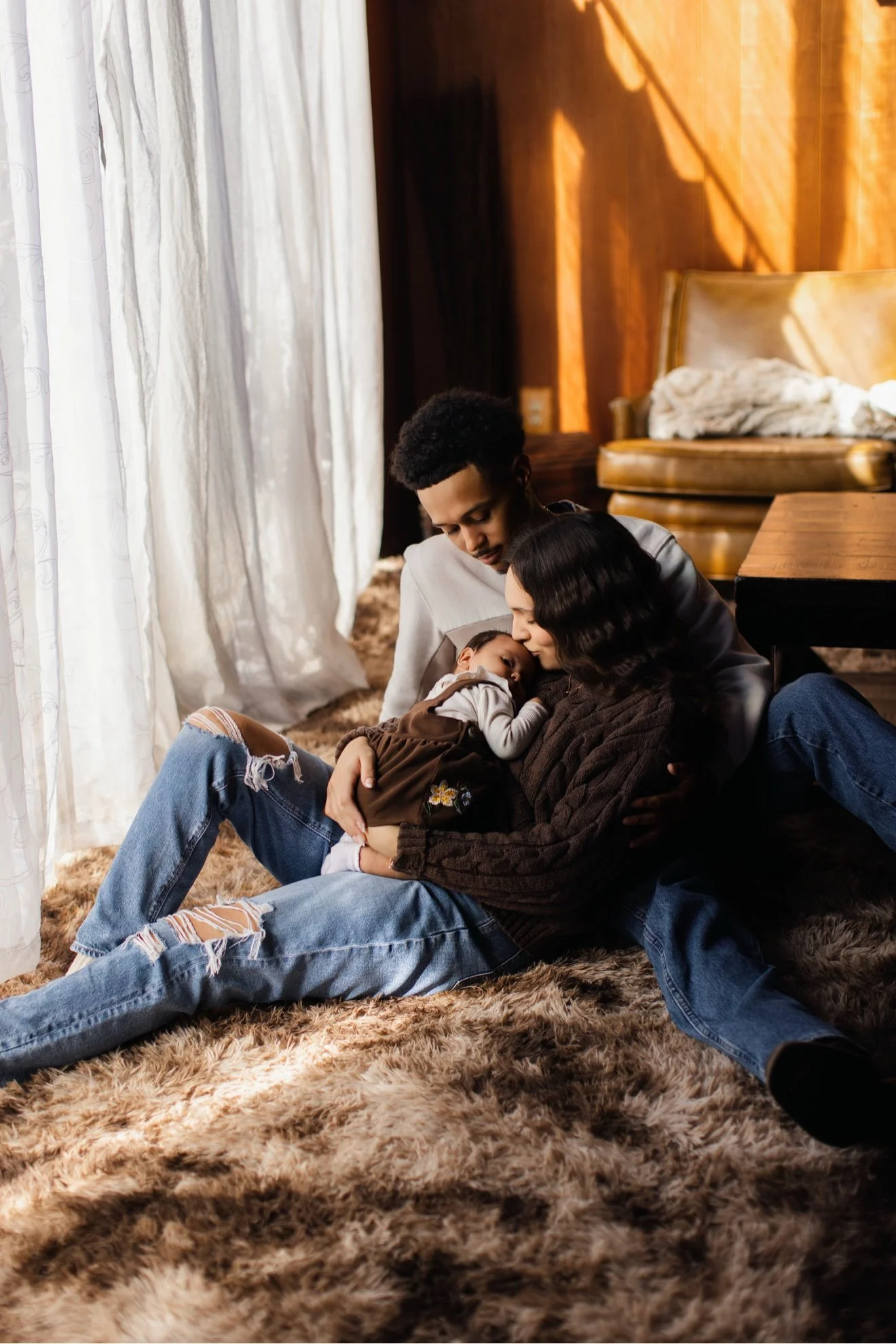 07-family-window-kiss.jpg