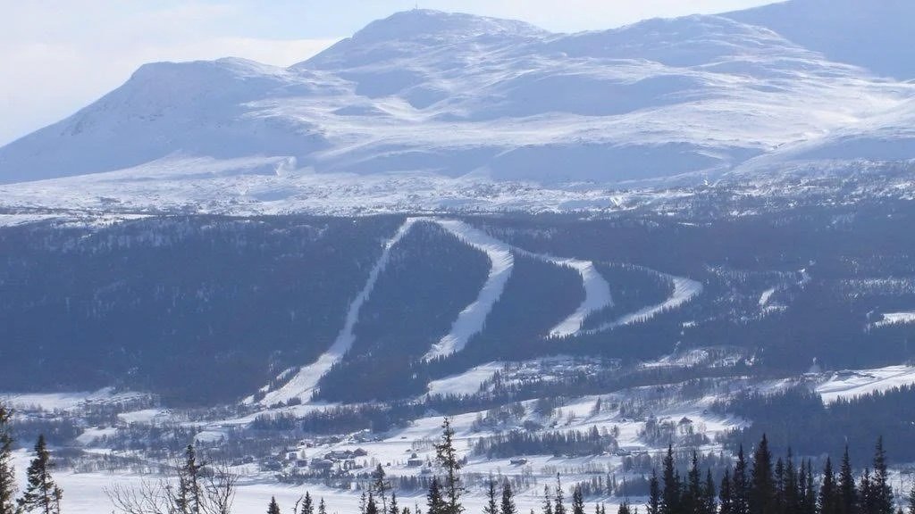 Vy över Åreskutans snötäckta baksida och Västerskutan med stora ytor för orört puder och offpist-åkning.