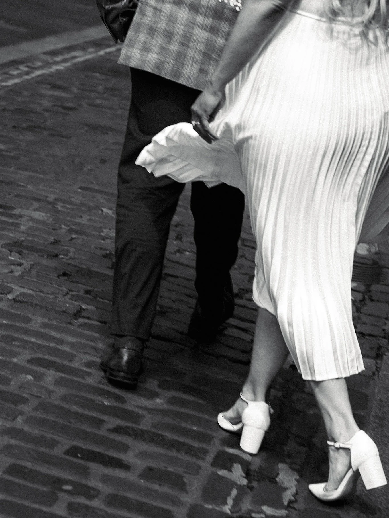 From first date to just married
☕️
It was pleasure to capture Lucy and Gareth through the streets of Belfast to the spot where they had their first date, just after their wedding ceremony at City Hall
💍