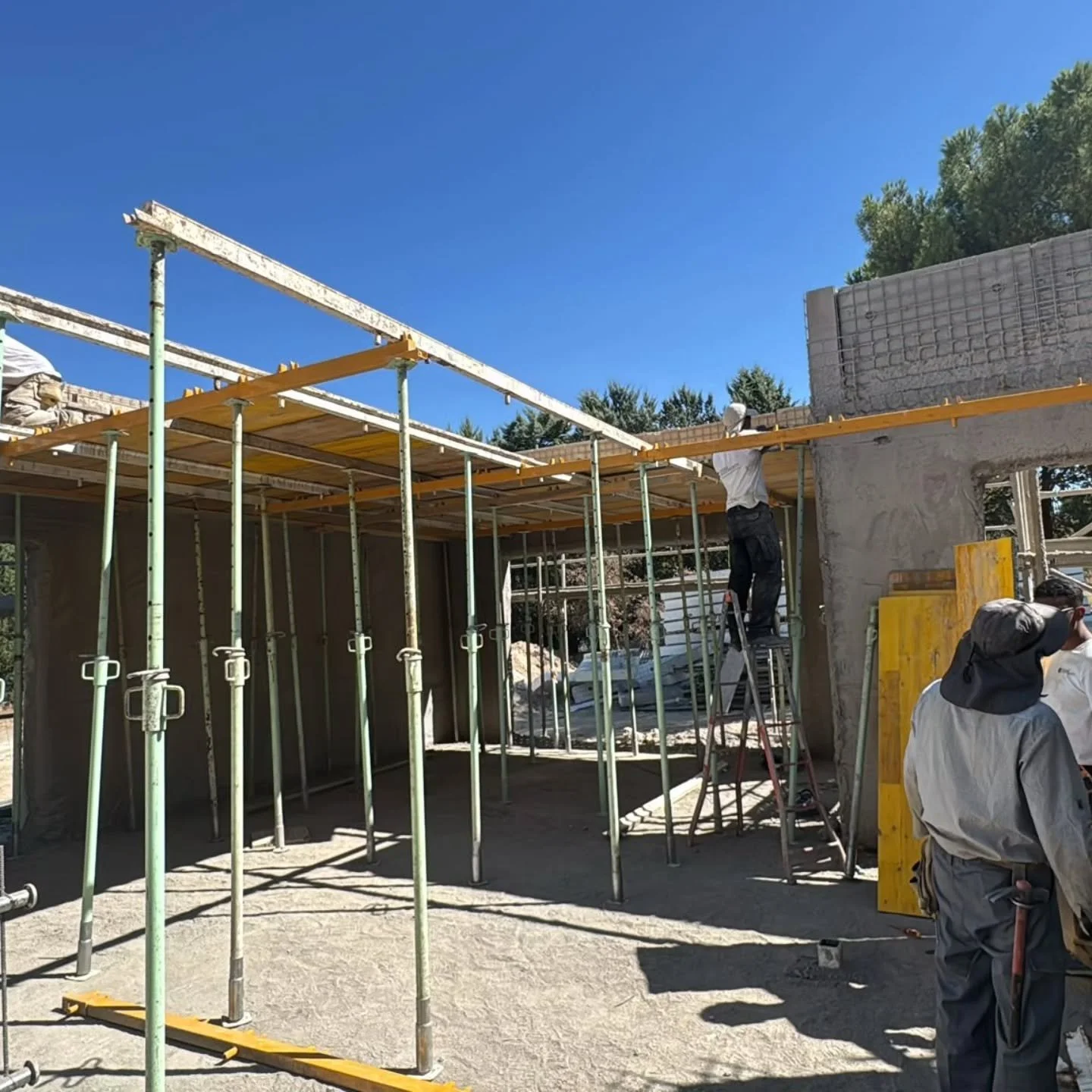 En Optima Investments cada casa se construye con algo que no se compra: ilusi&oacute;n, ganas y mucho cari&ntilde;o en cada paso. 💛

Detr&aacute;s de cada pared, cada techo y cada detalle, est&aacute; un equipo que trabaja con el coraz&oacute;n para